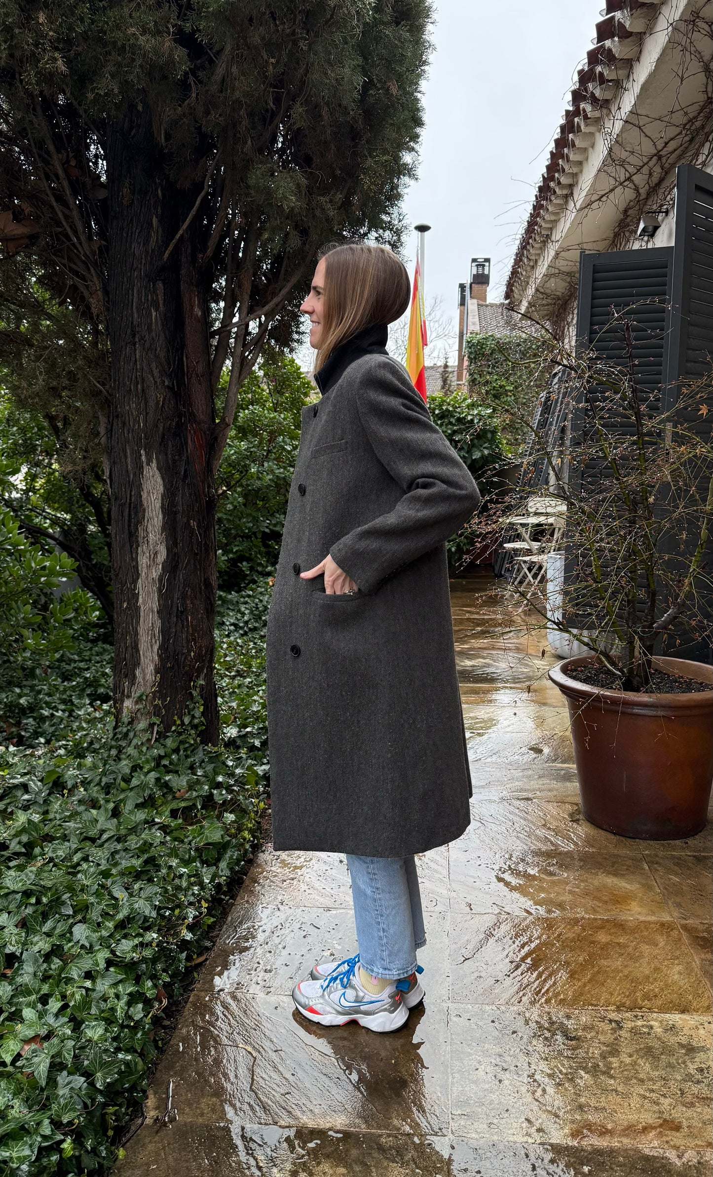 Abrigo largo gris con cuello negro