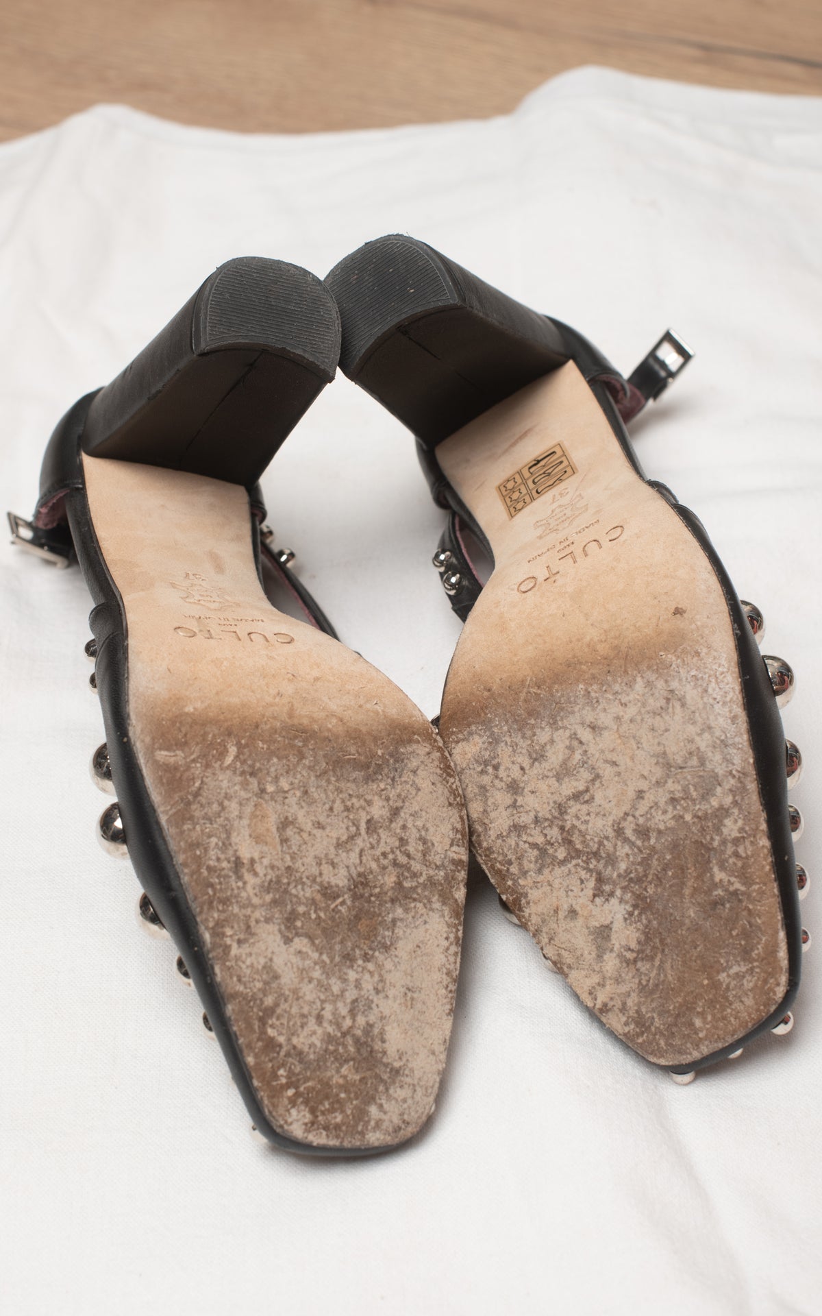 Zapatos negros con tachuelas