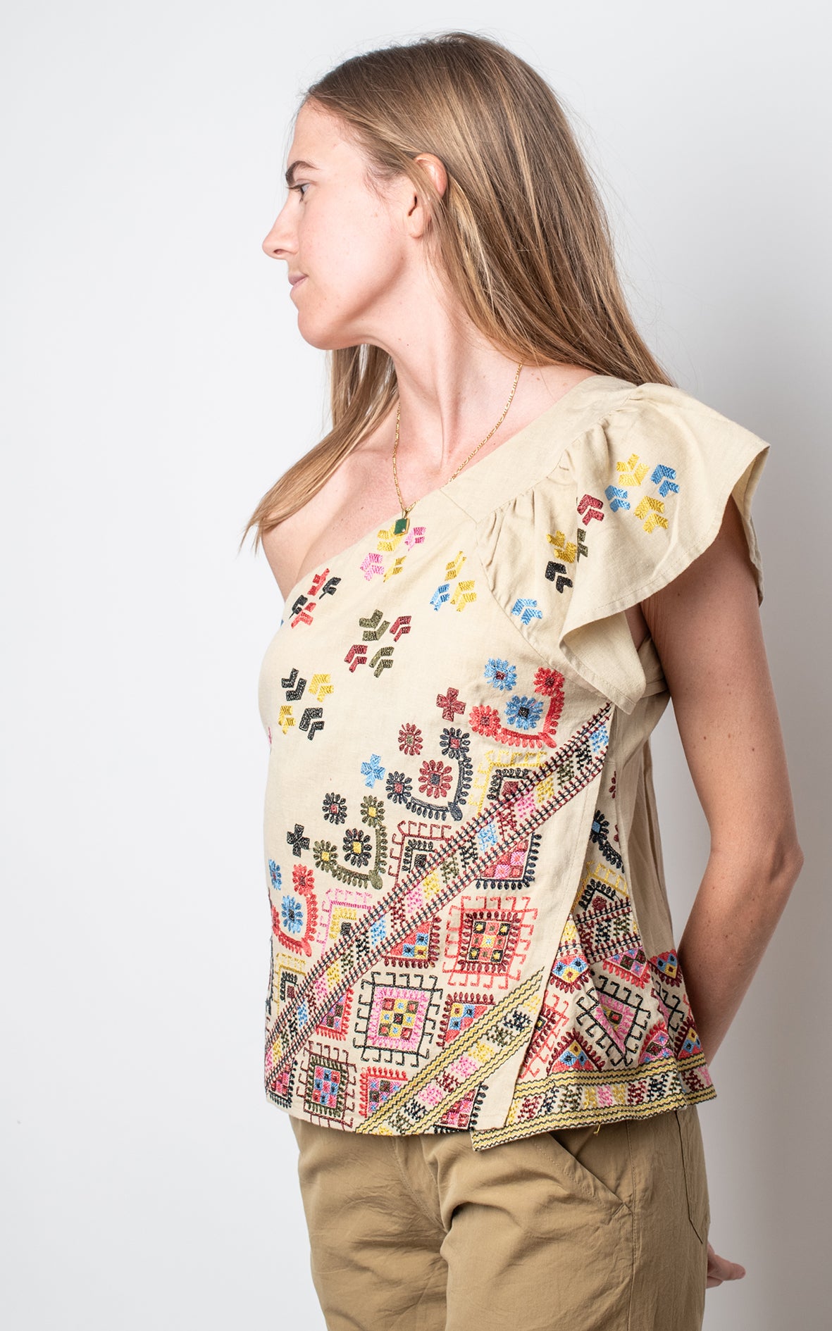 Camisa asimétrica bordada