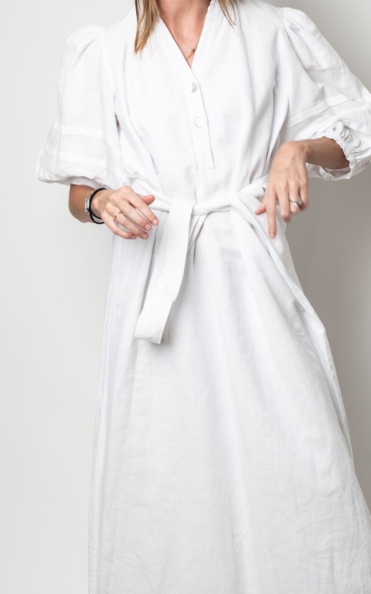 Vestido blanco con cinturón