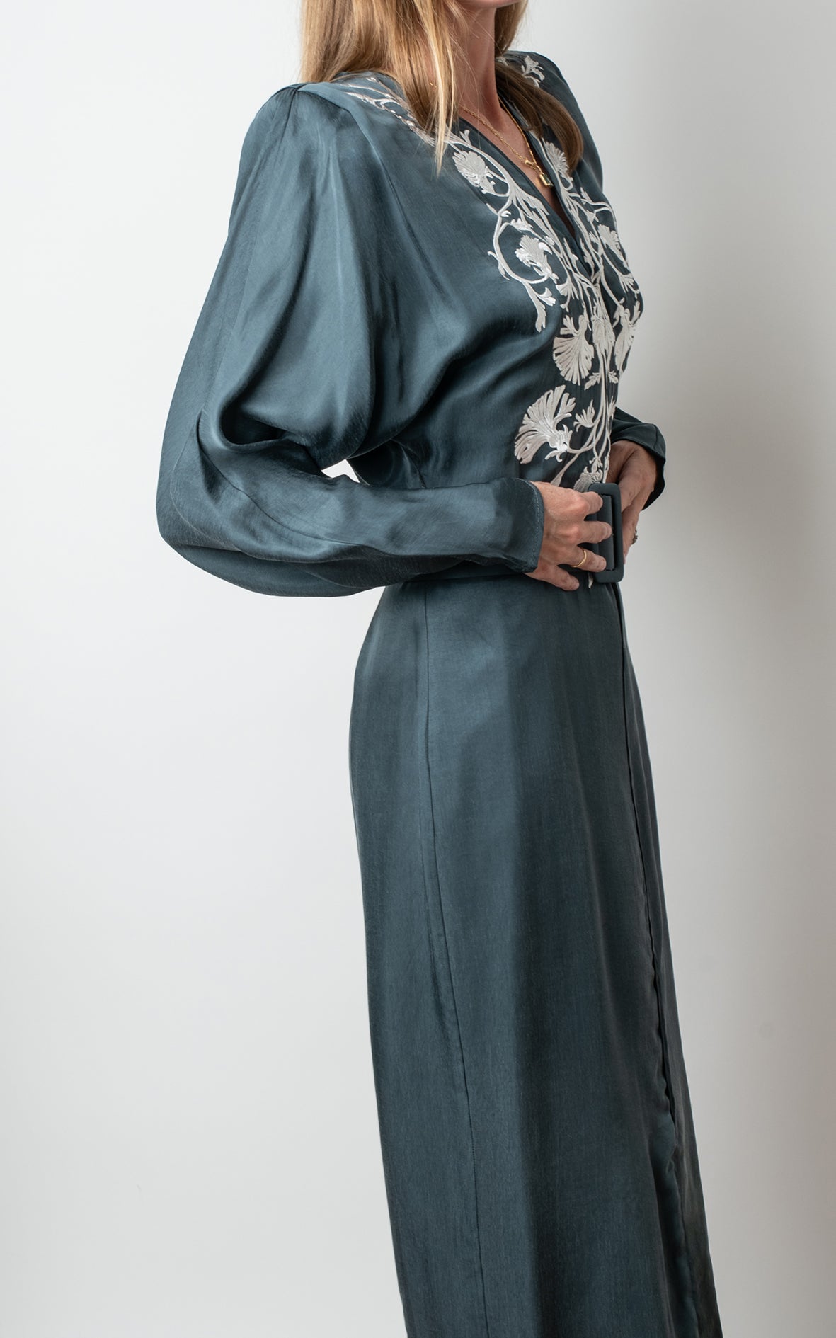 Vestido azul con bordados