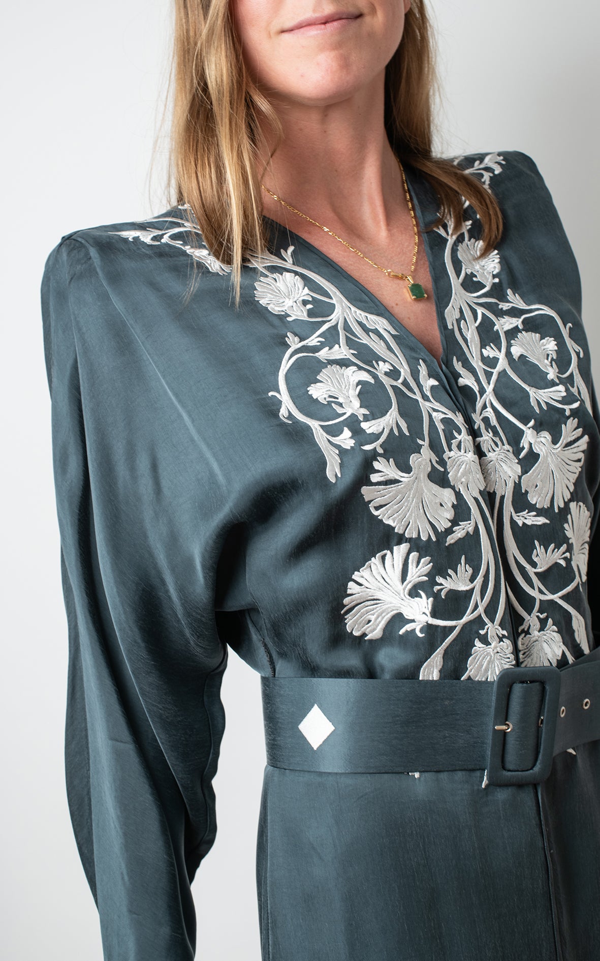 Vestido azul con bordados