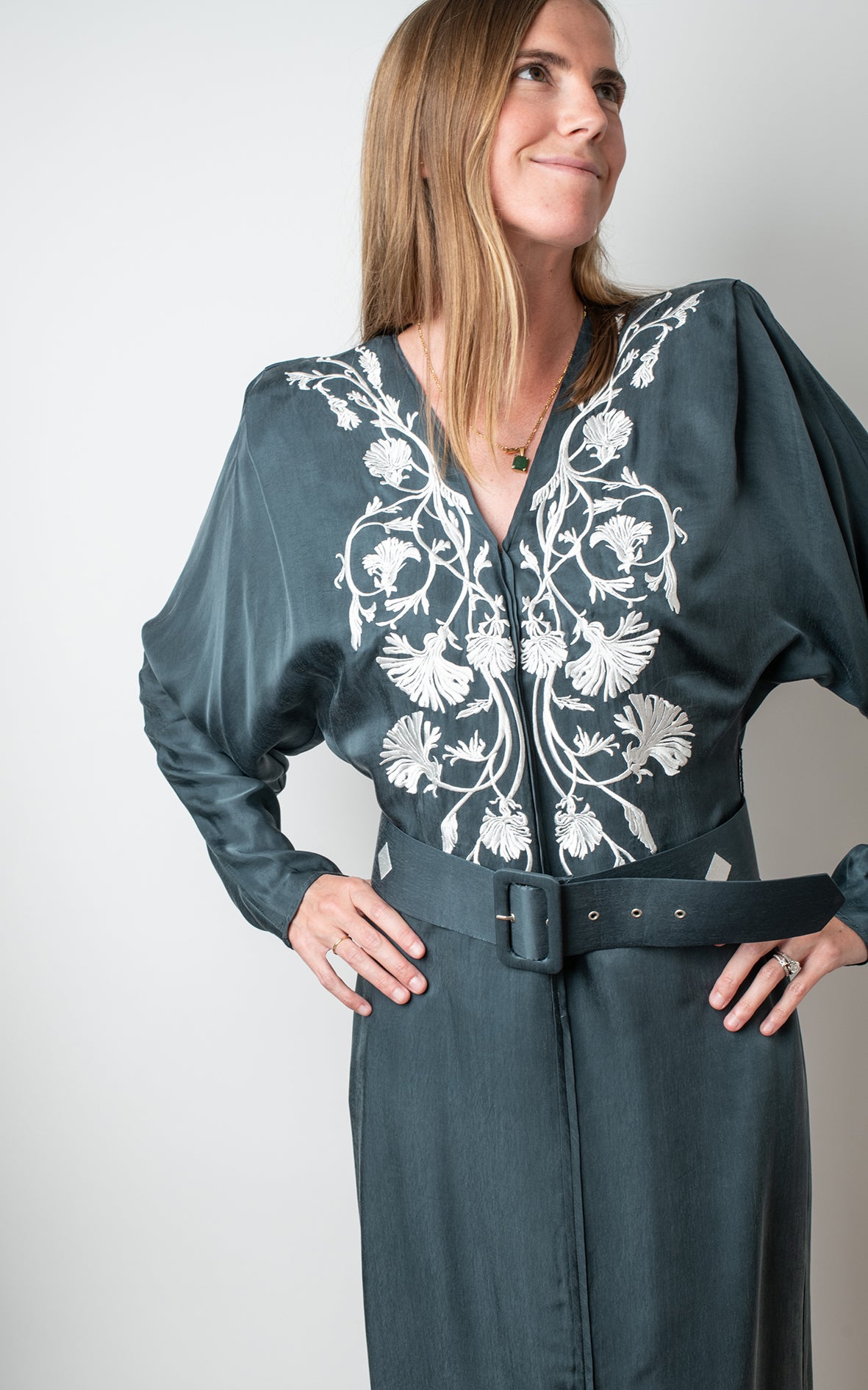 Vestido azul con bordados