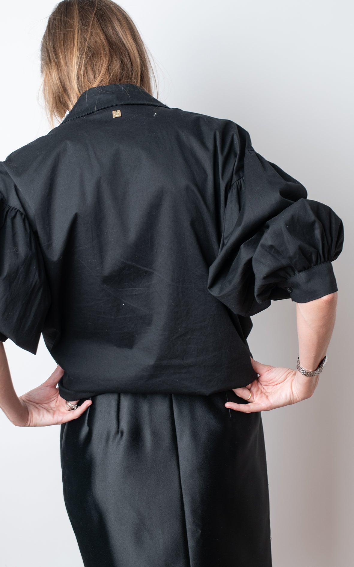 Camisa negra brillo cuello