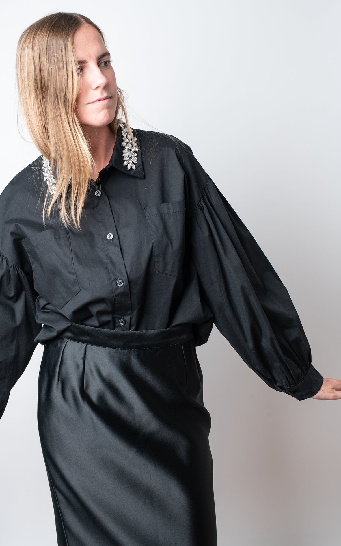 Camisa negra brillo cuello