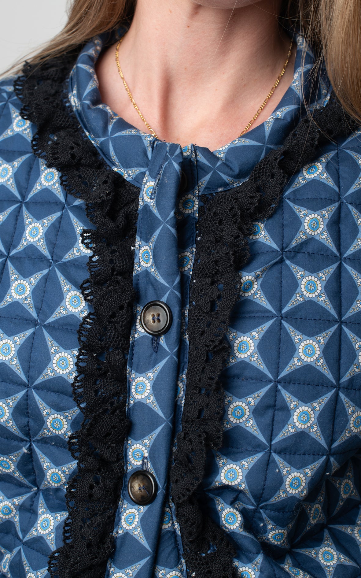 Chaqueta acolchada con encaje negro