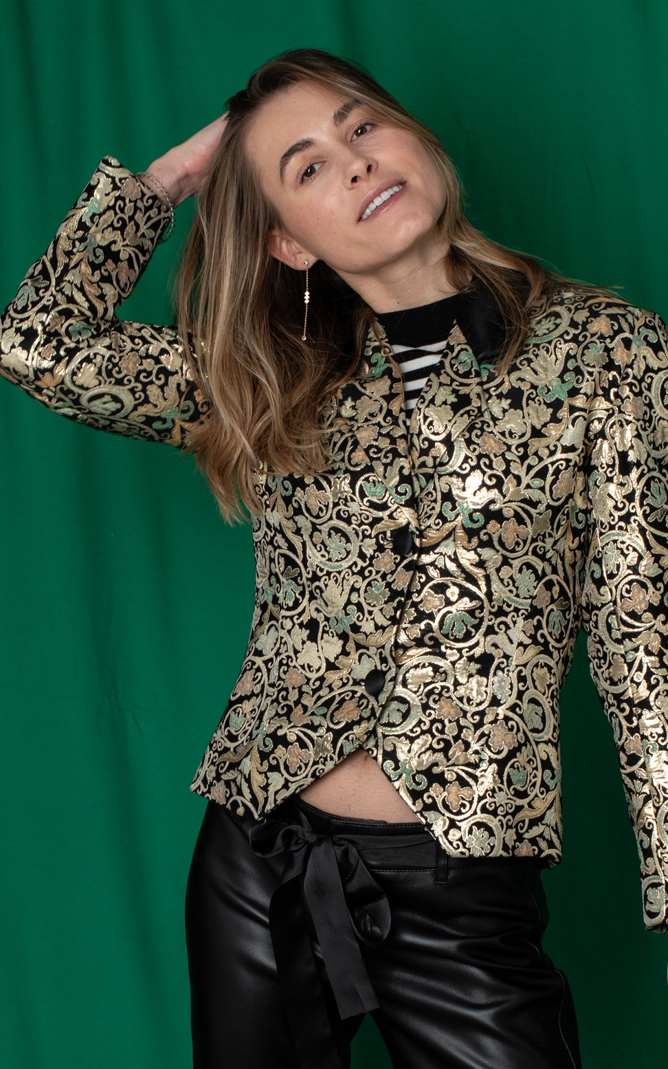 Blaser negra con estampado dorado