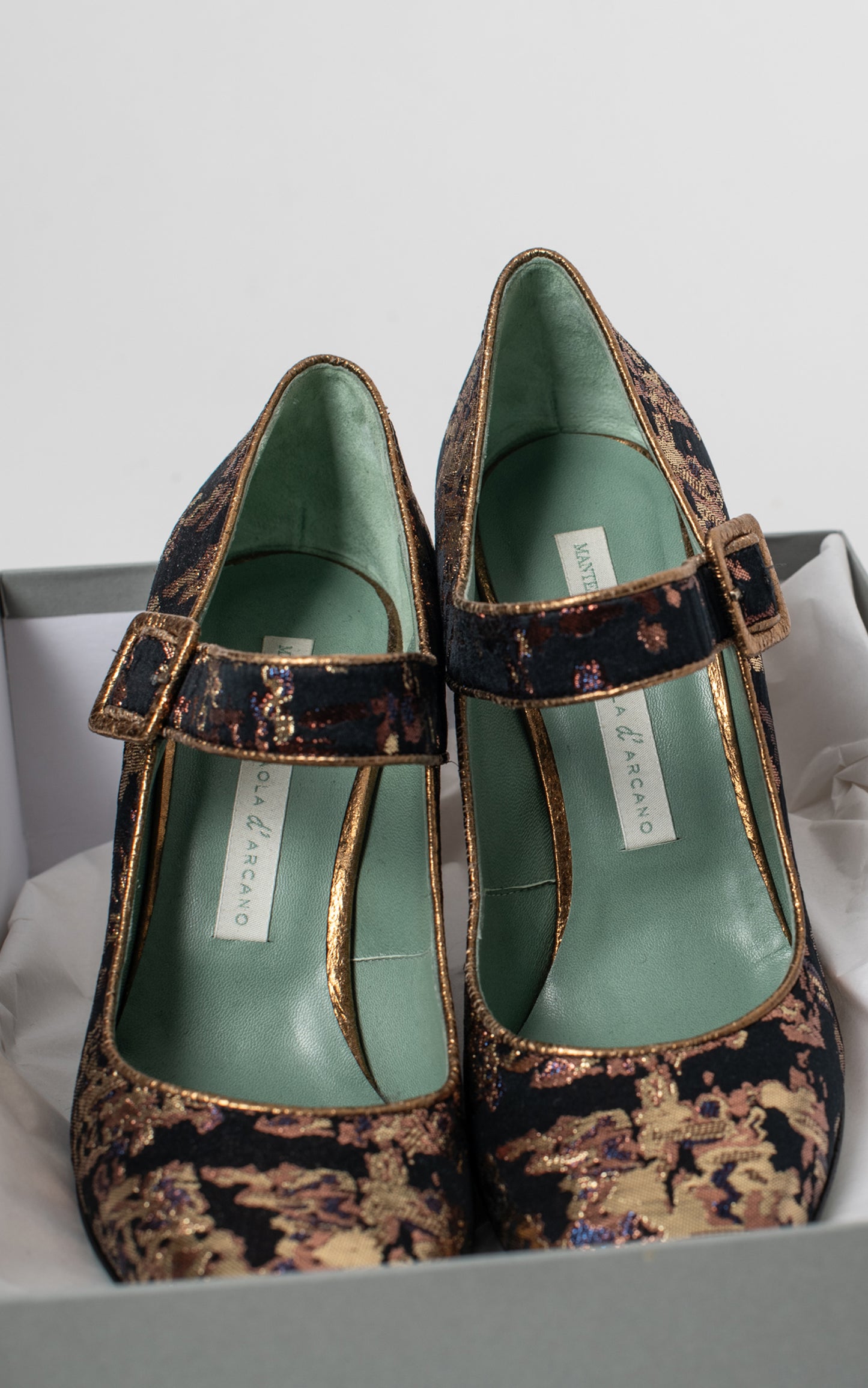 Zapatos flores negro y dorado