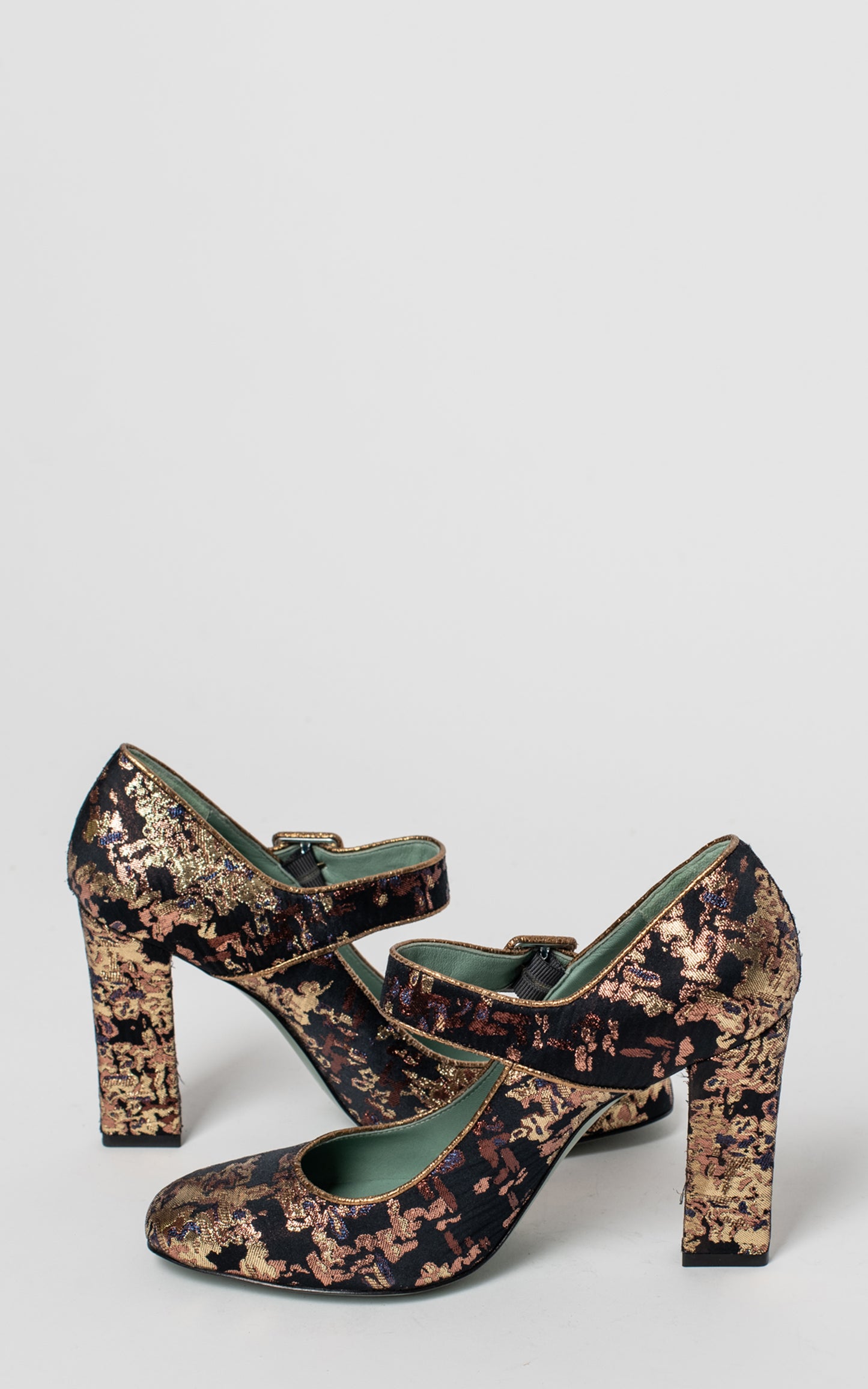 Zapatos flores negro y dorado