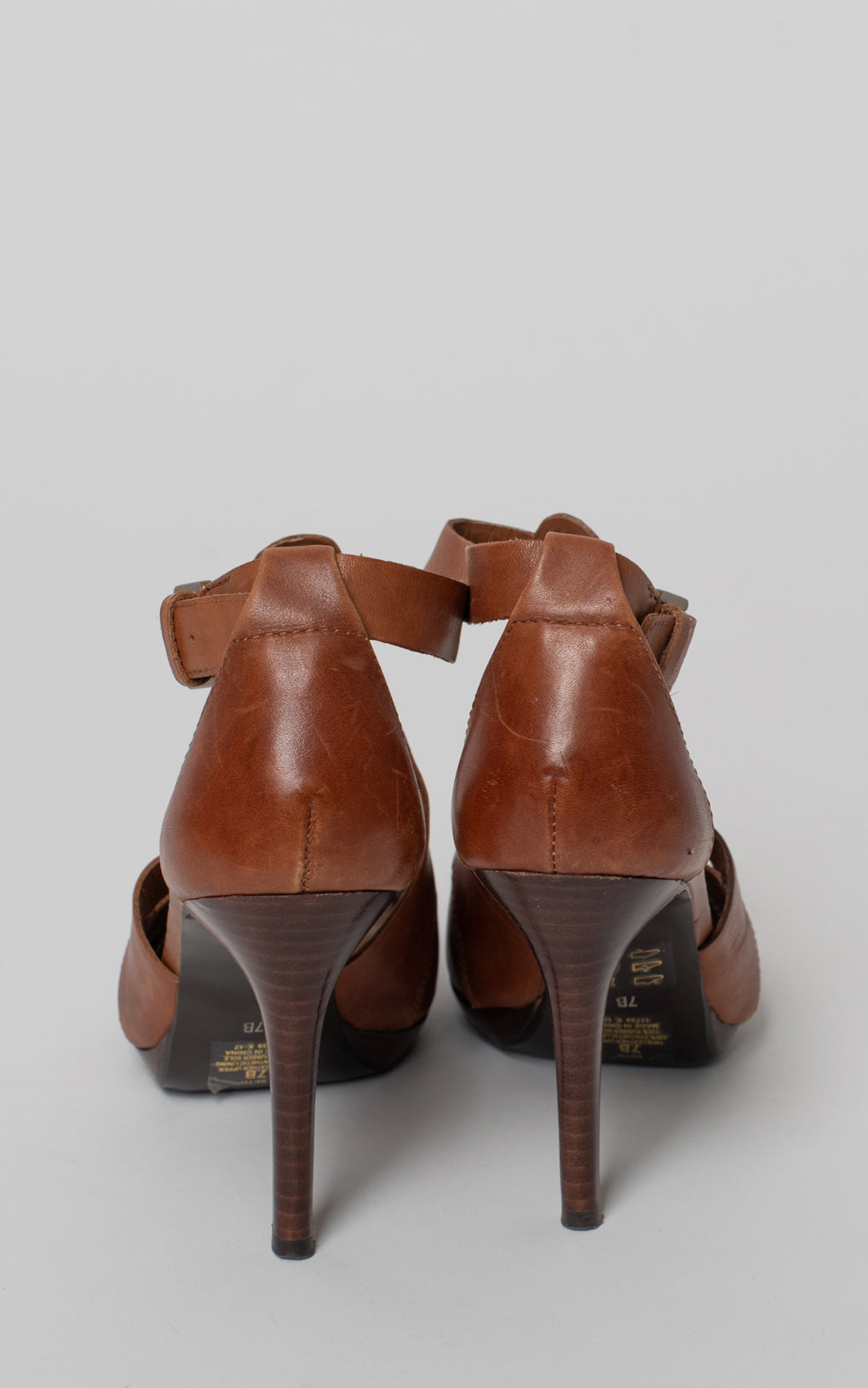 Zapato de piel y tiras