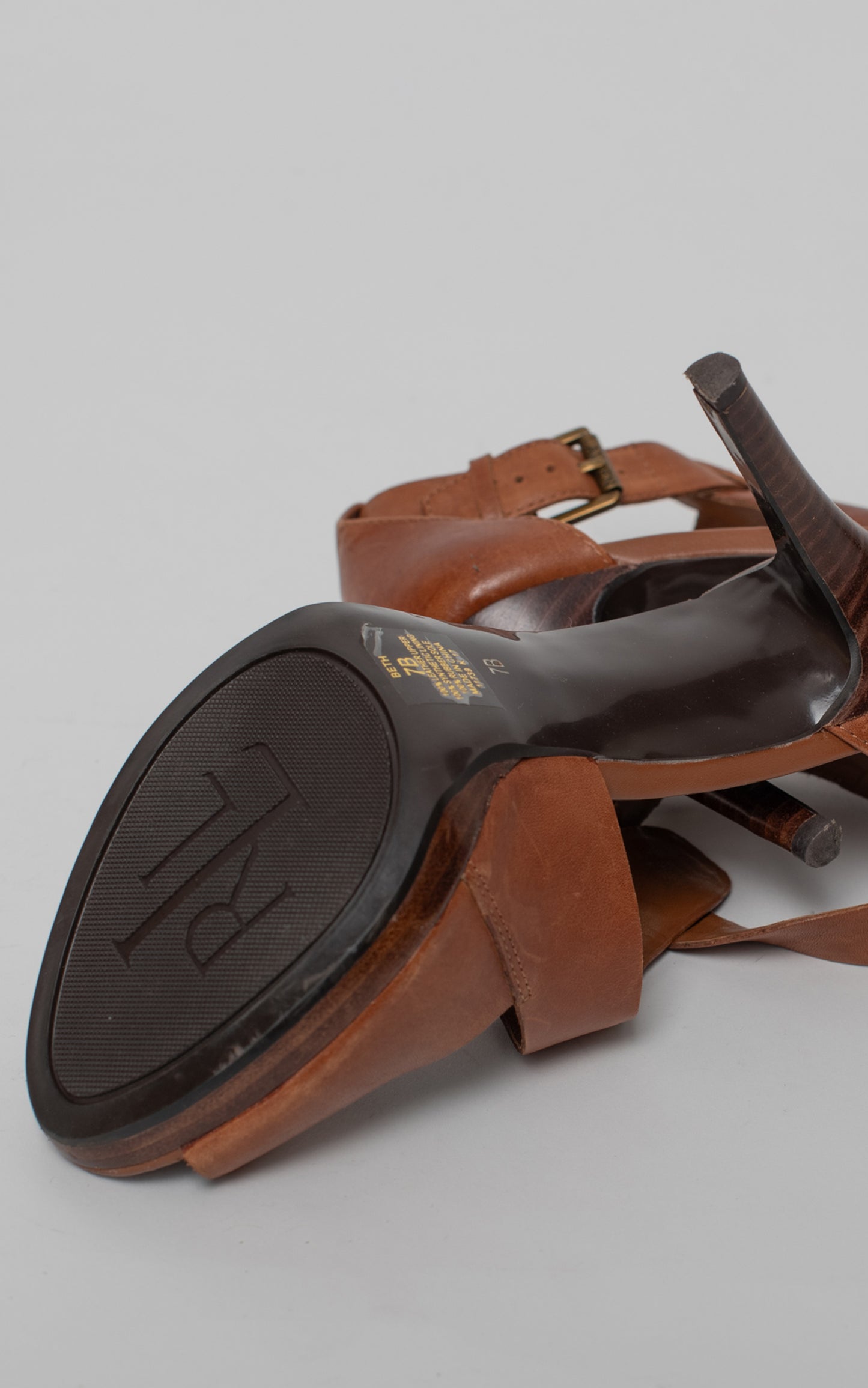 Zapato de piel y tiras