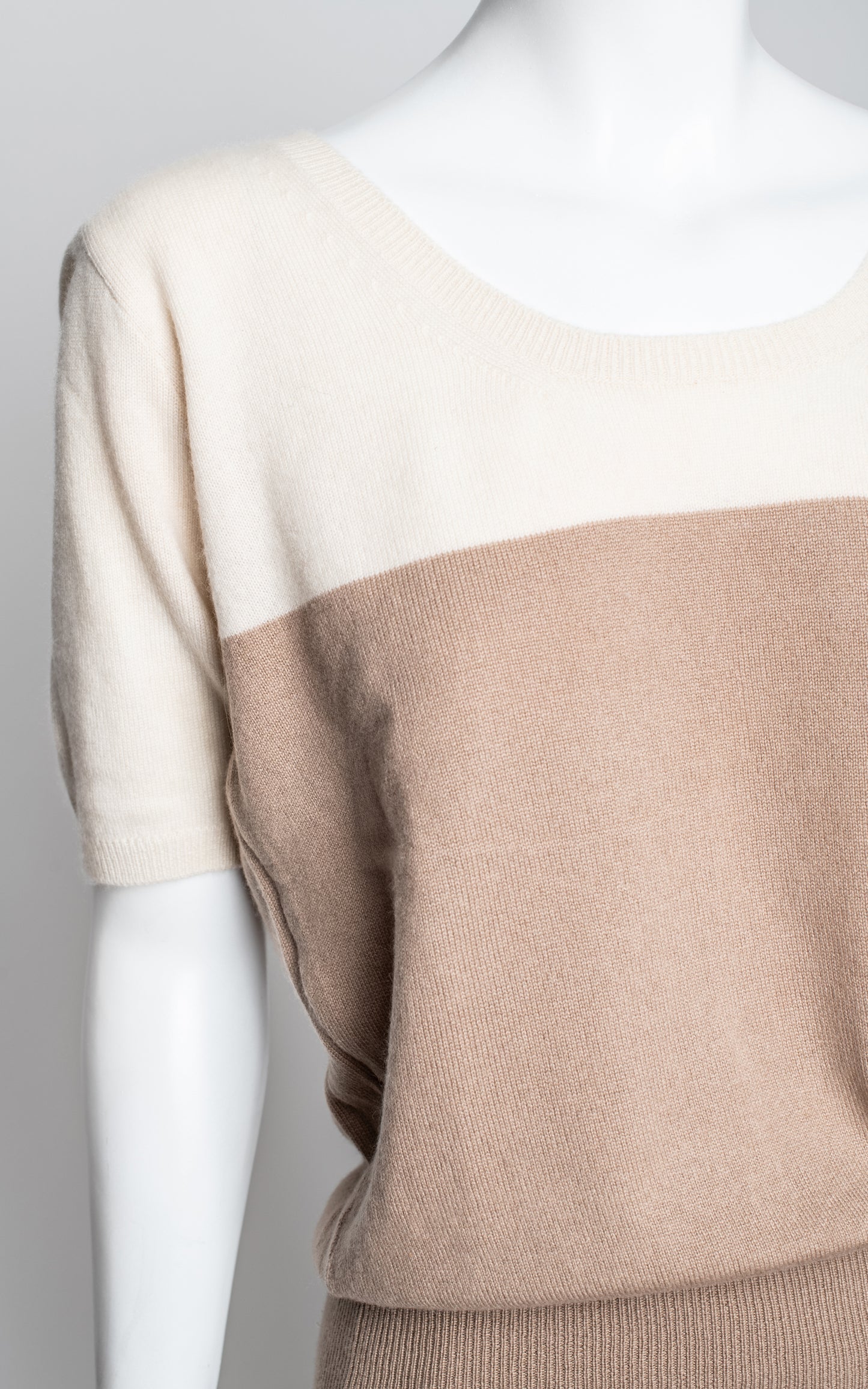 Jersey manga corta bicolor blanco y beige cashmere