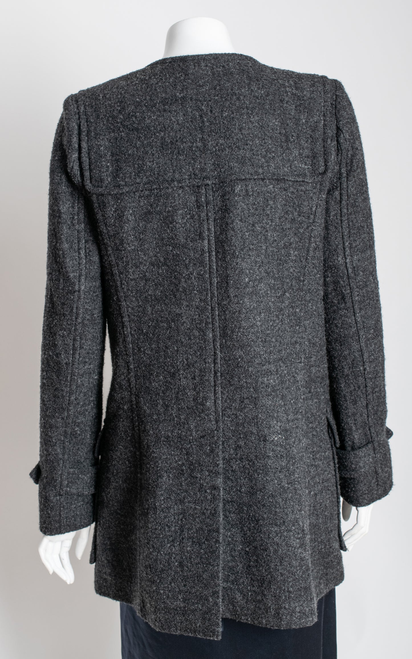 Abrigo gris cuello redondo