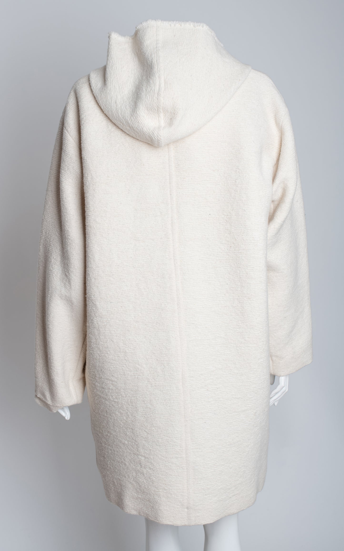 Abrigo blanco con capucha