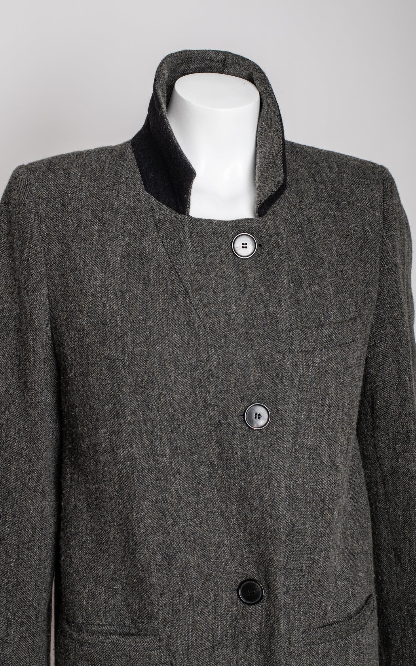 Abrigo largo gris con cuello negro