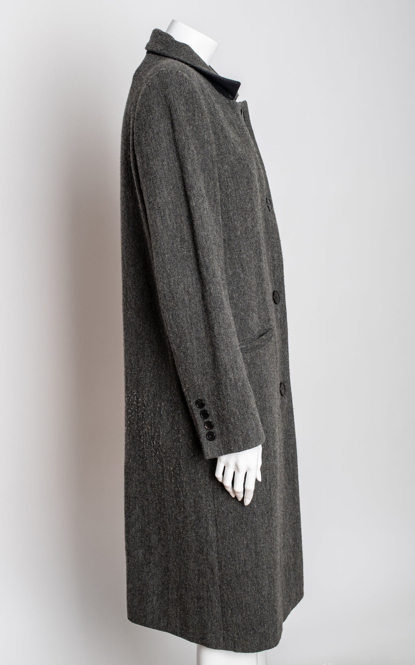 Abrigo largo gris con cuello negro