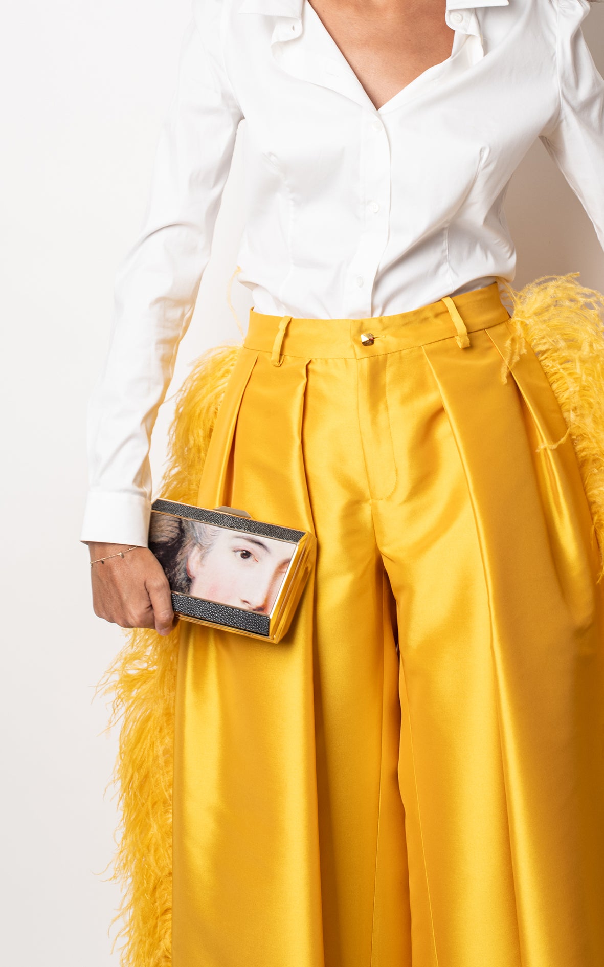 Pantalones amarillos plumas