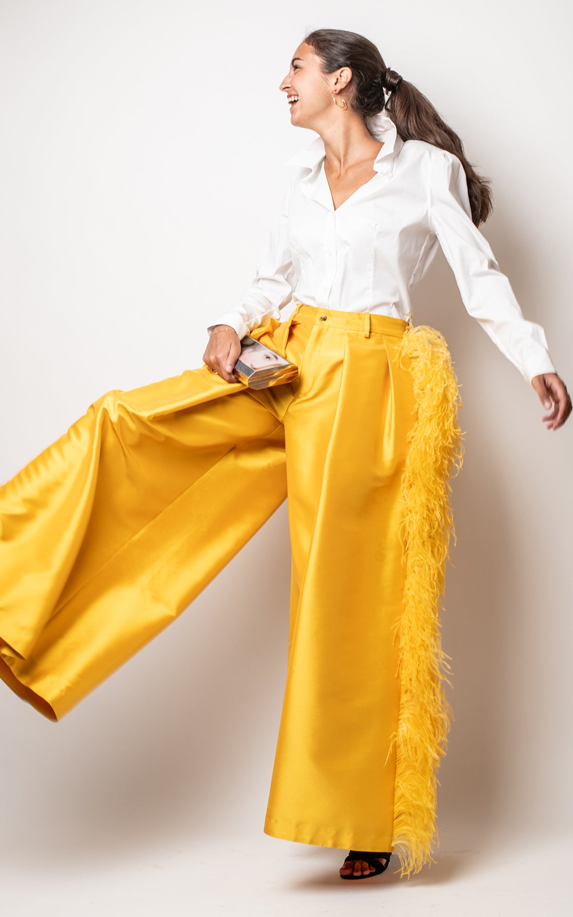 Pantalones amarillos plumas