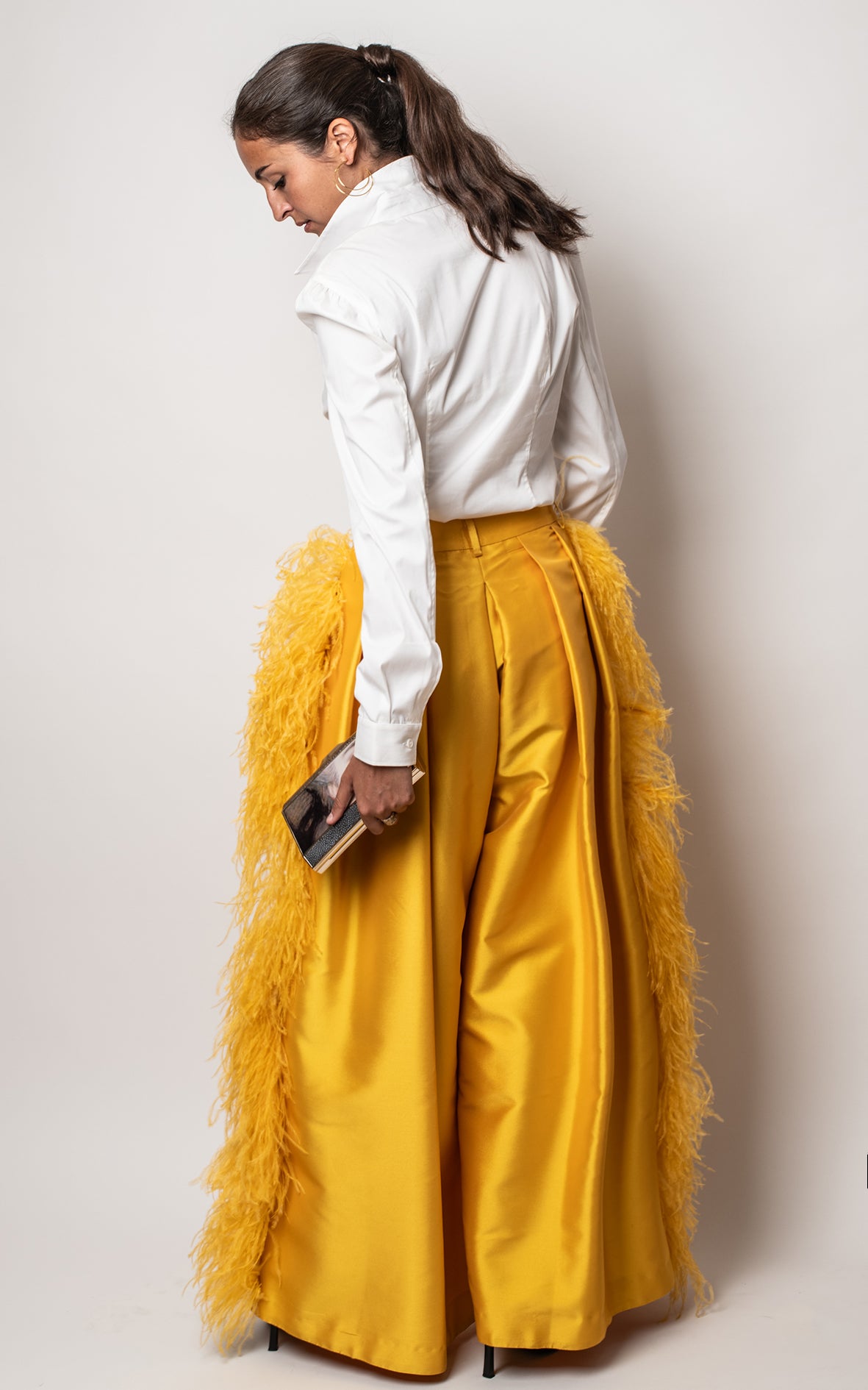 Pantalones amarillos plumas