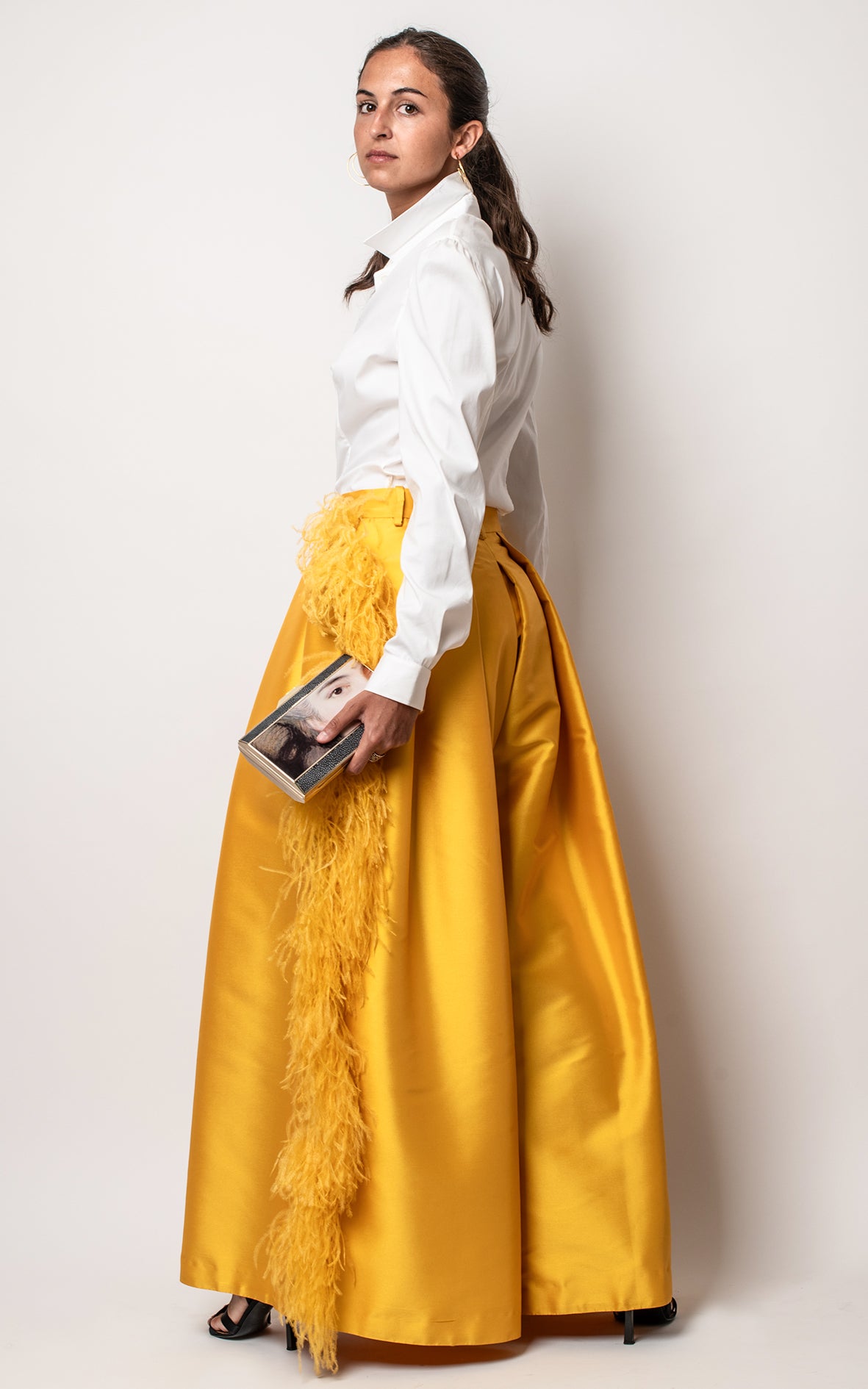 Pantalones amarillos plumas