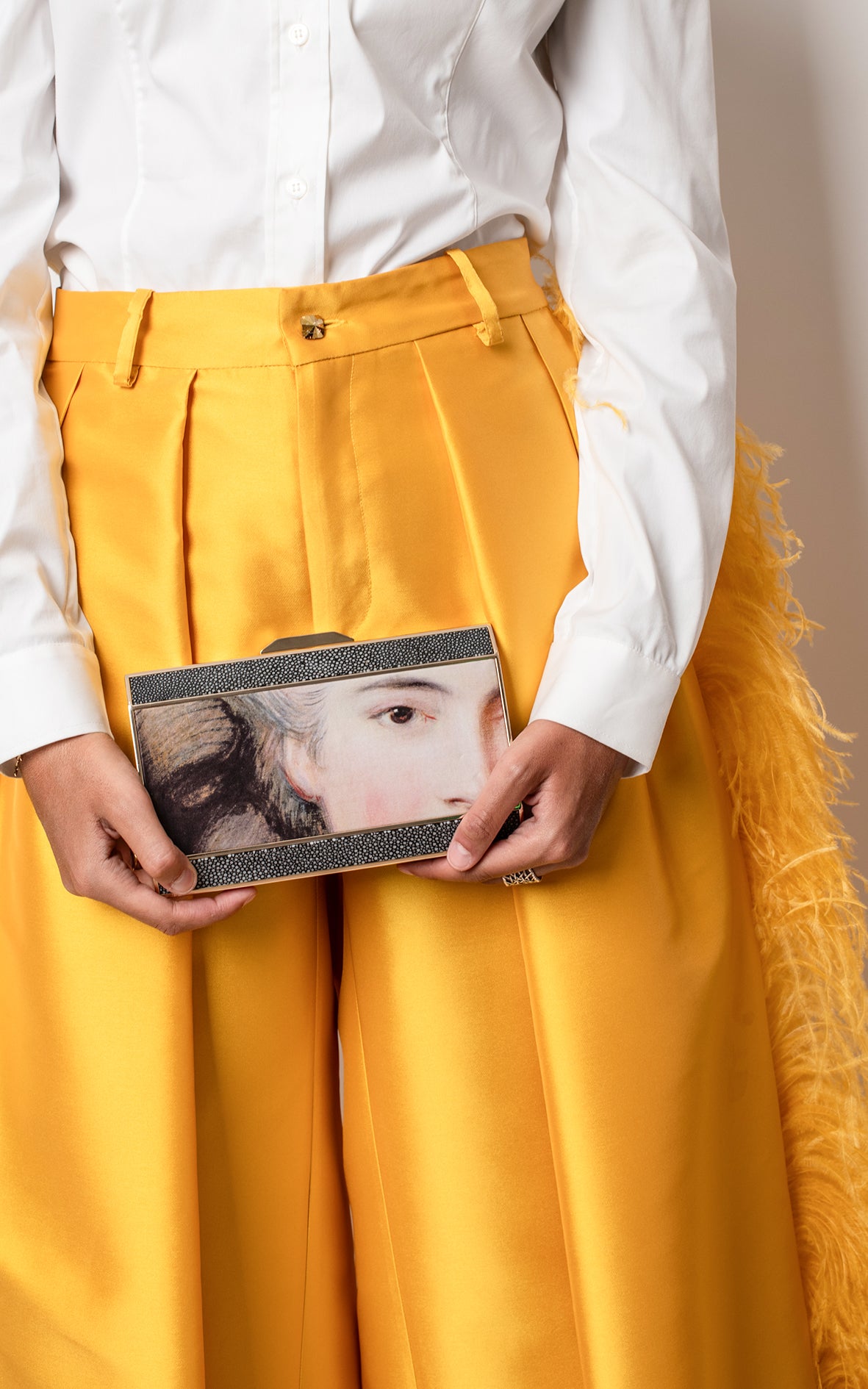 Pantalones amarillos plumas
