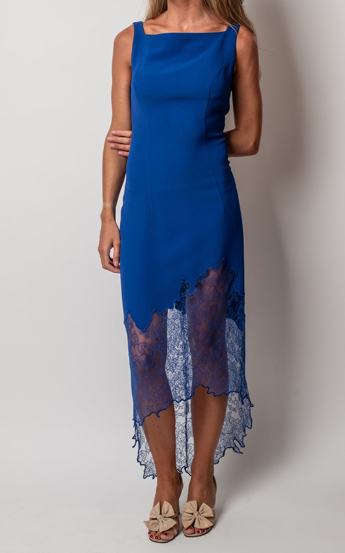 Vestido azul klein con encaje