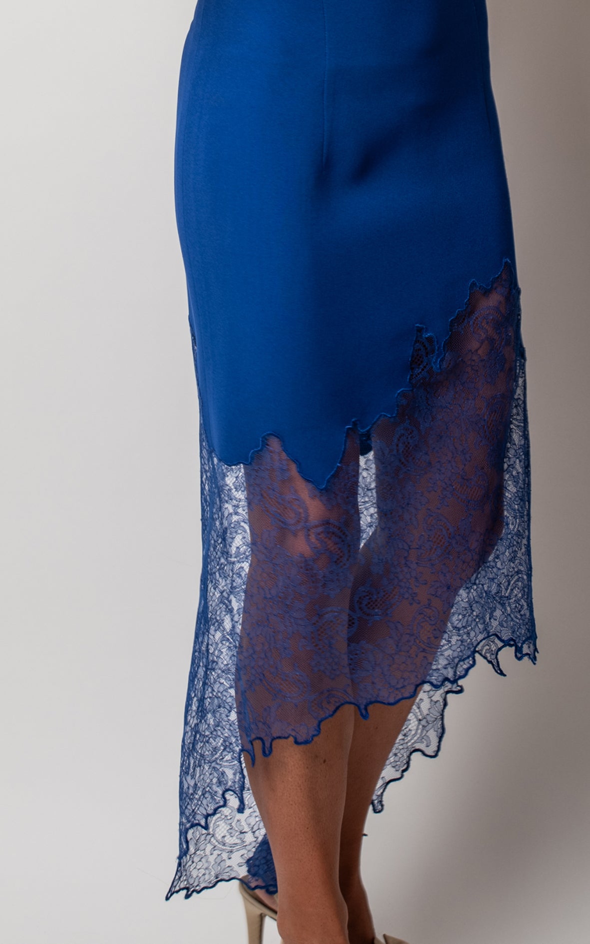 Vestido azul klein con encaje