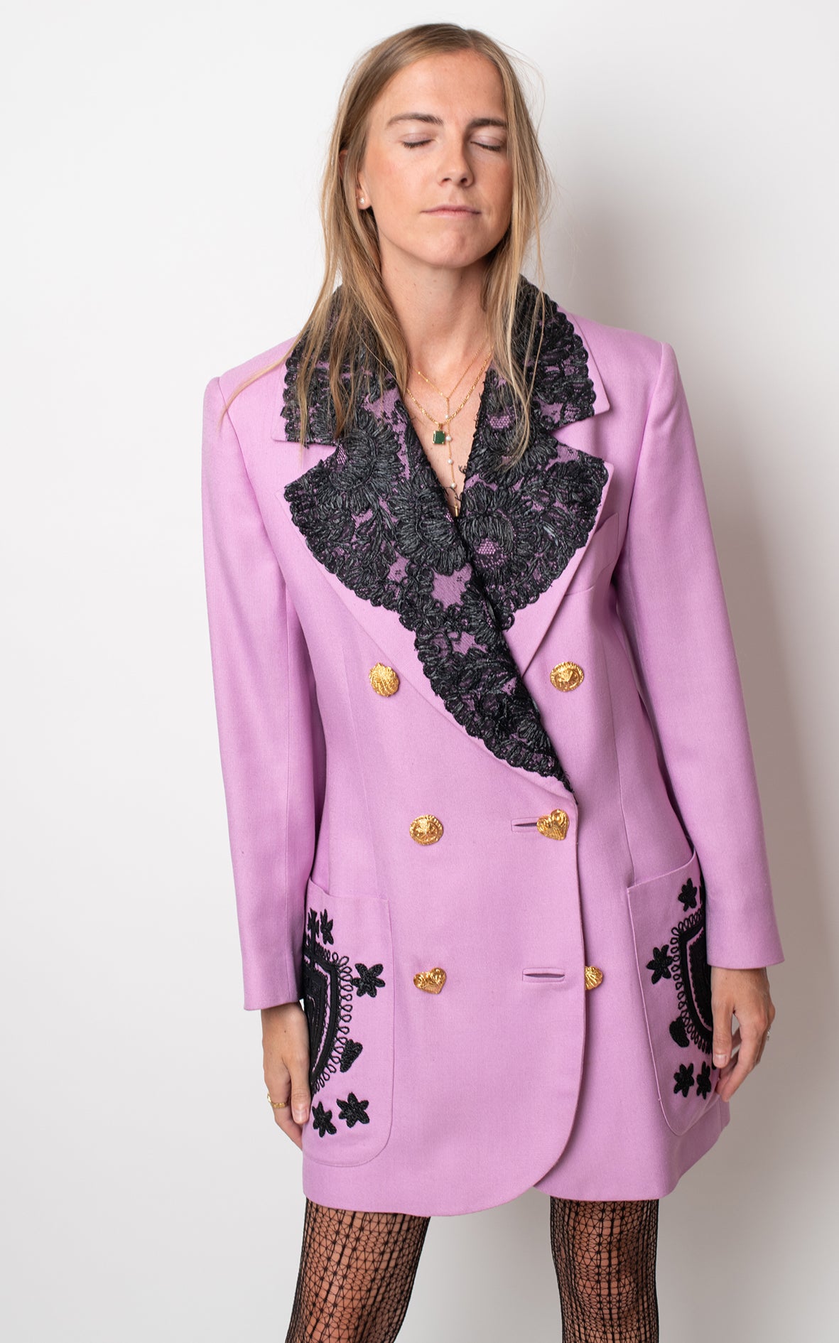 Blazer lila bordados negros