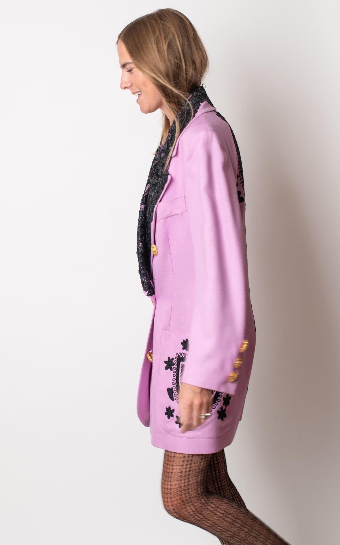 Blazer lila bordados negros