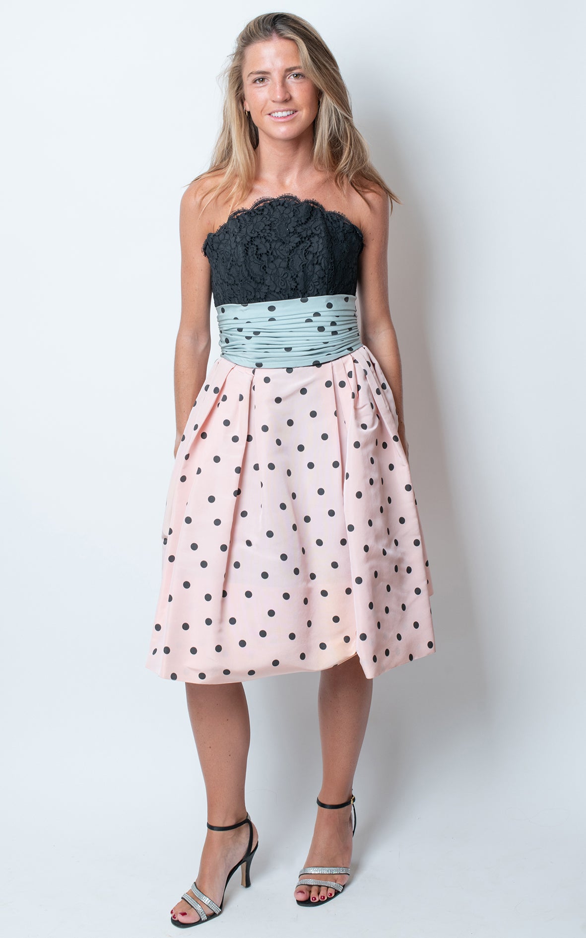 Vestido de encaje de lunares y encaje