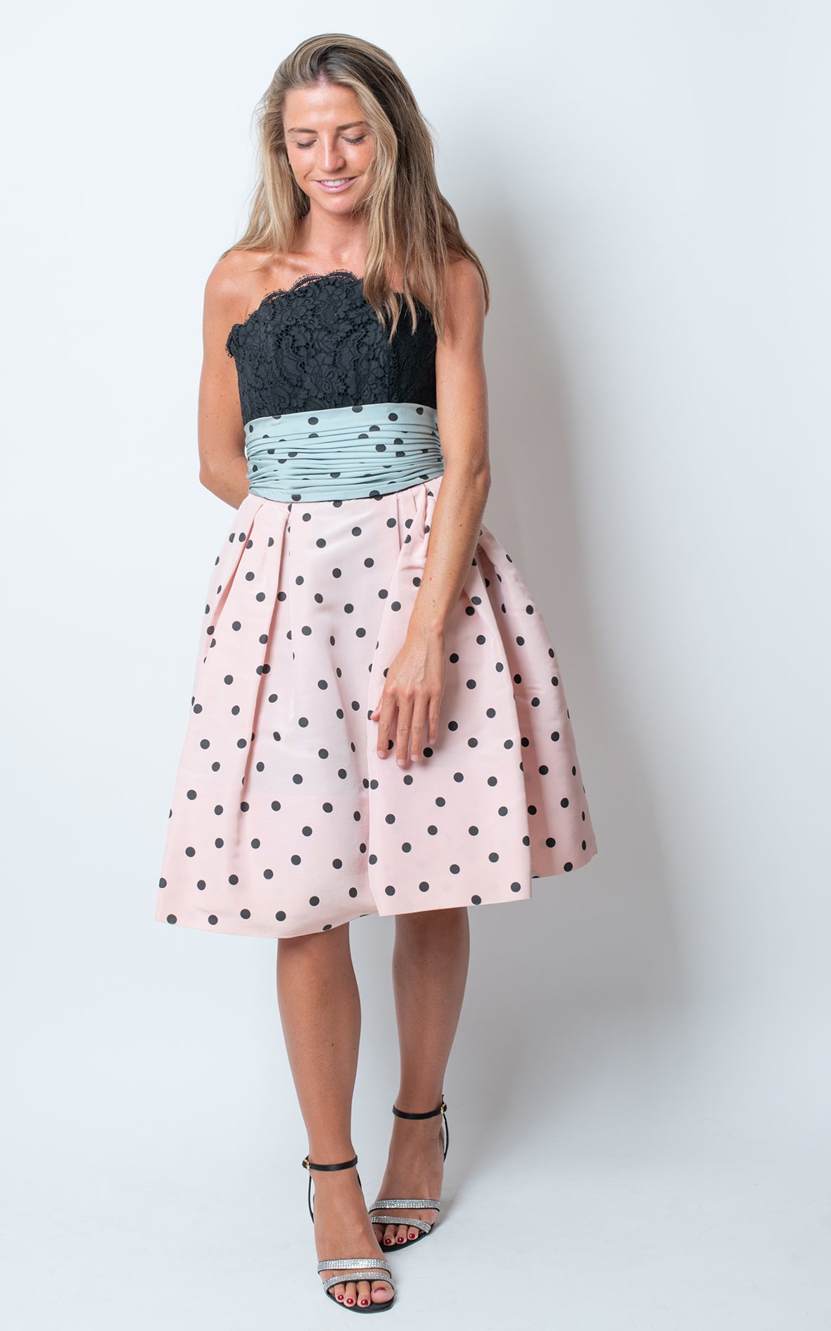 Vestido de encaje de lunares y encaje