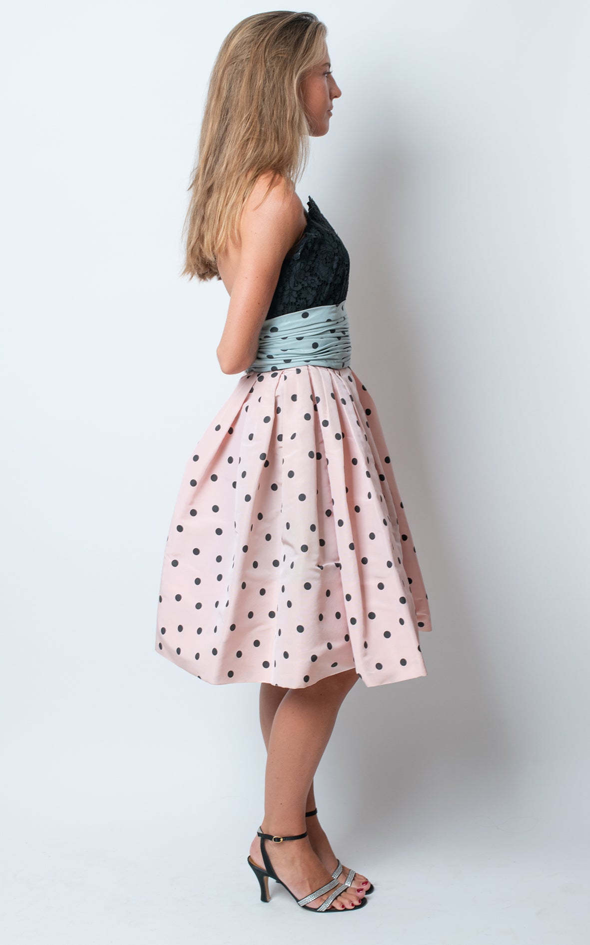 Vestido de encaje de lunares y encaje