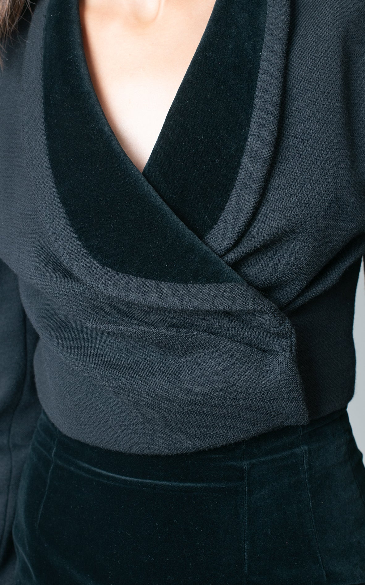 Traje de chaqueta negro y falda terciopelo