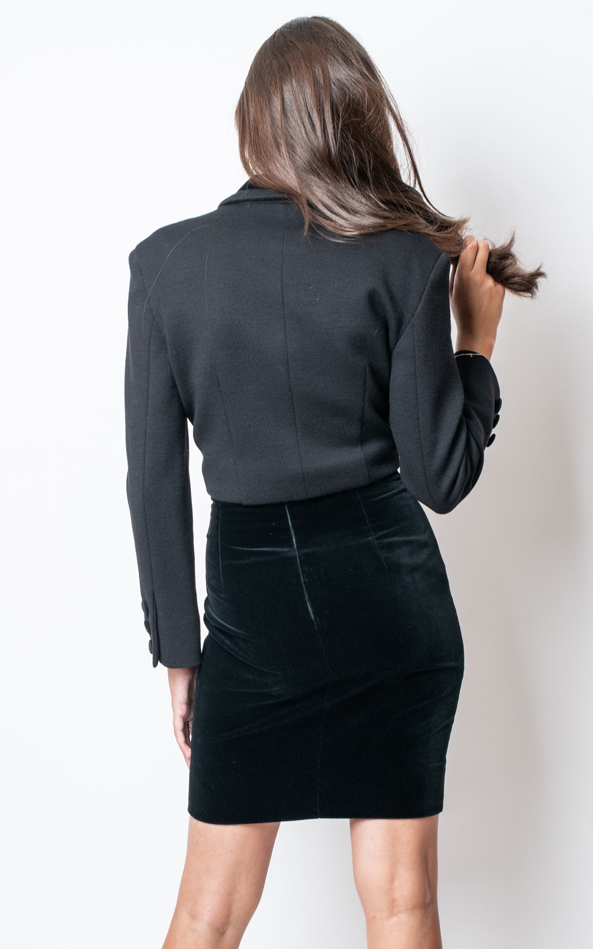 Traje de chaqueta negro y falda terciopelo