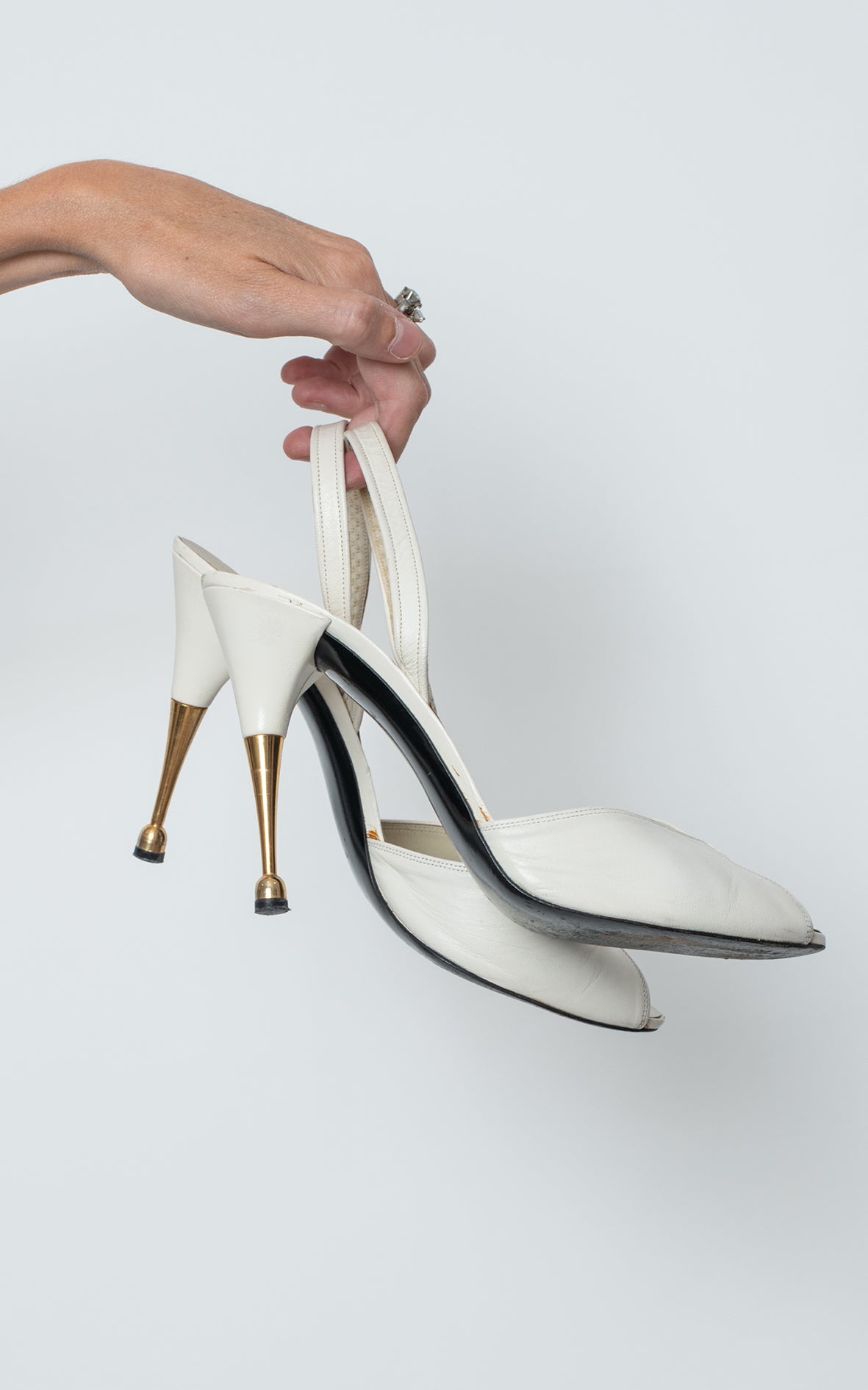 Peeptoe blancos tacón dorado