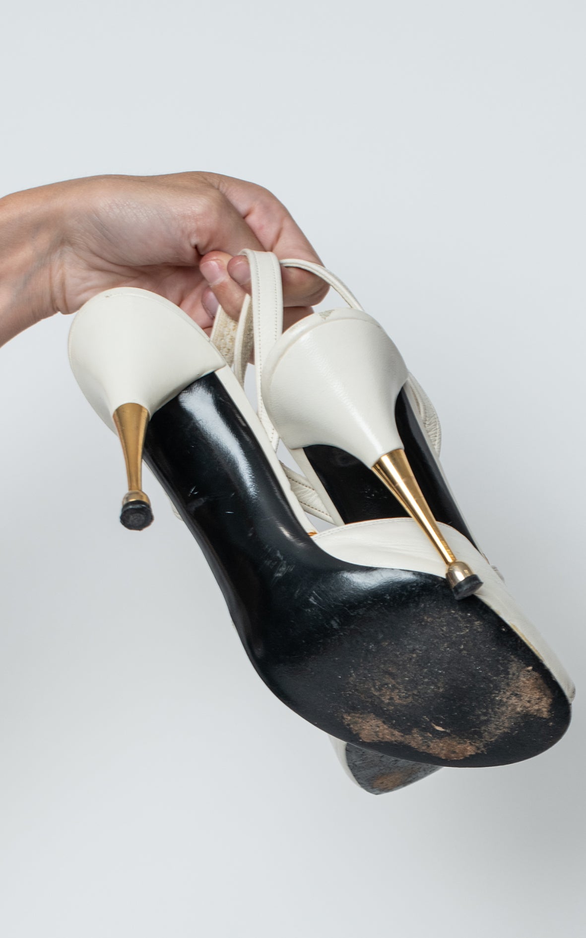 Peeptoe blancos tacón dorado