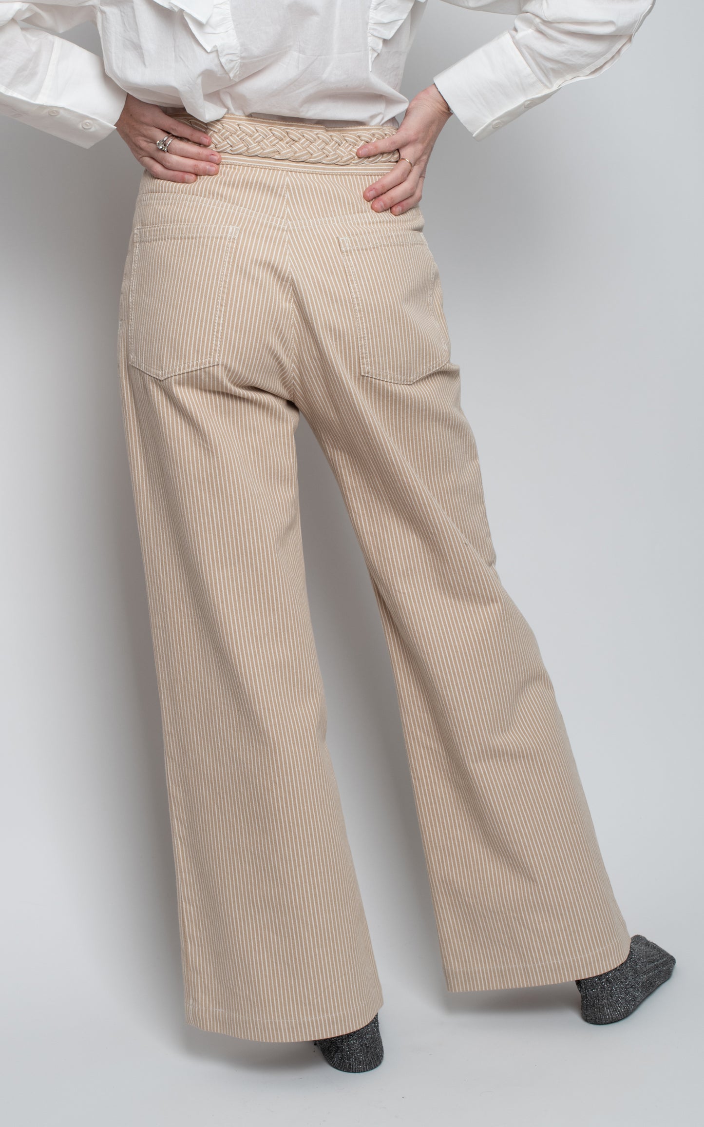 Pantalones cintura trenzada rayas beige