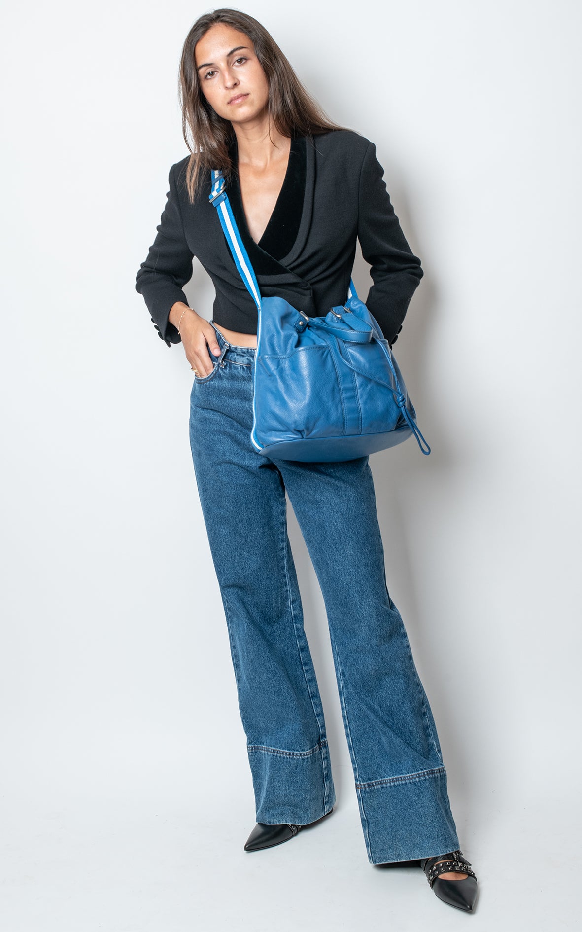 Traje de chaqueta negro y falda terciopelo
