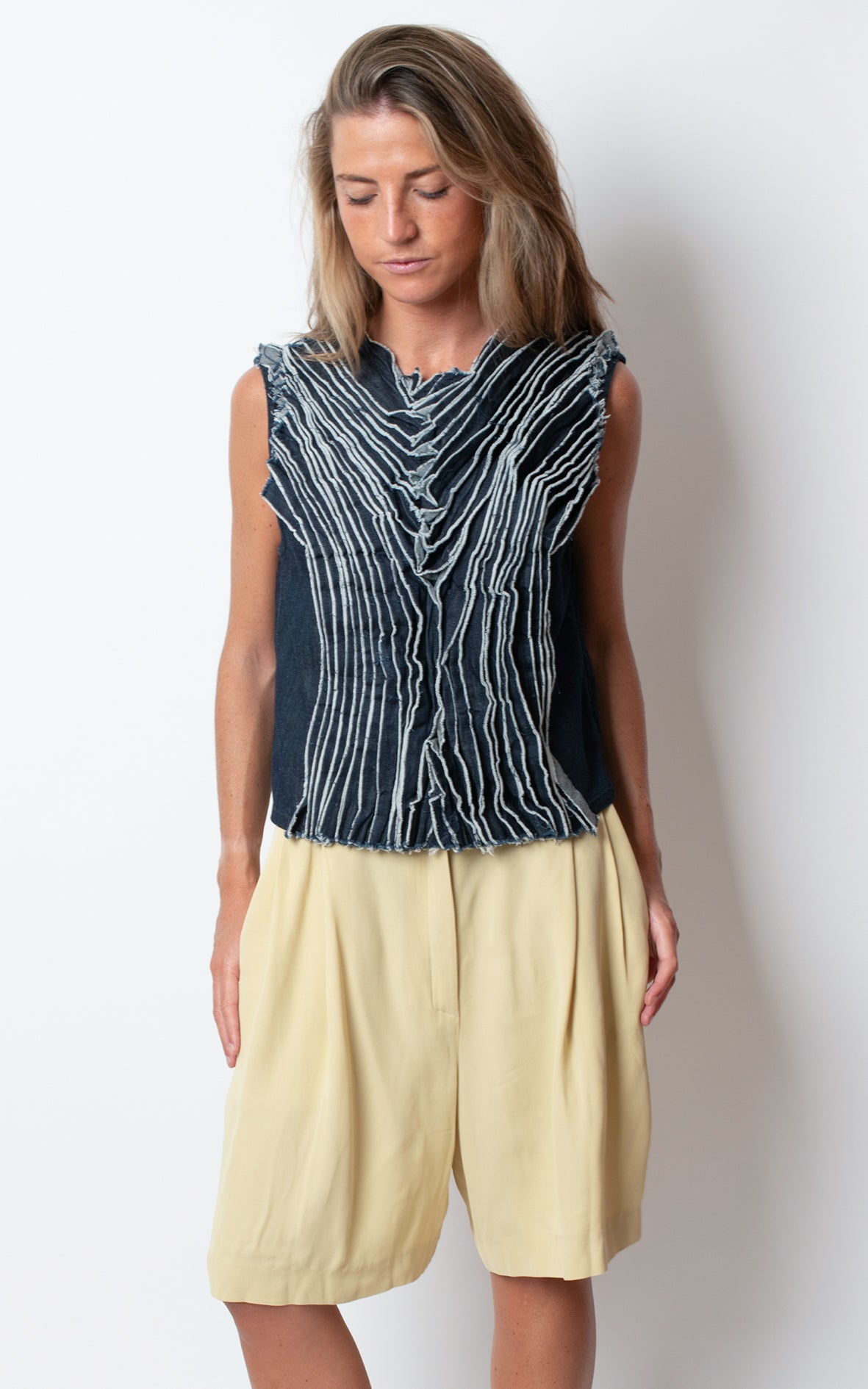 Top denim plisado