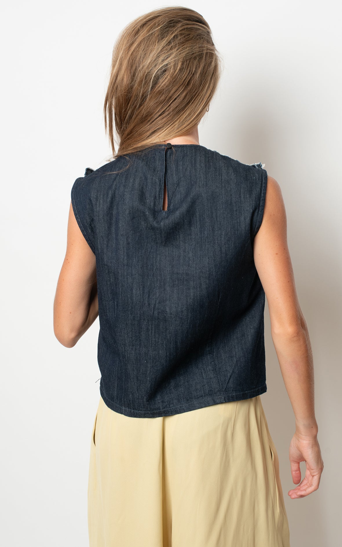 Top denim plisado