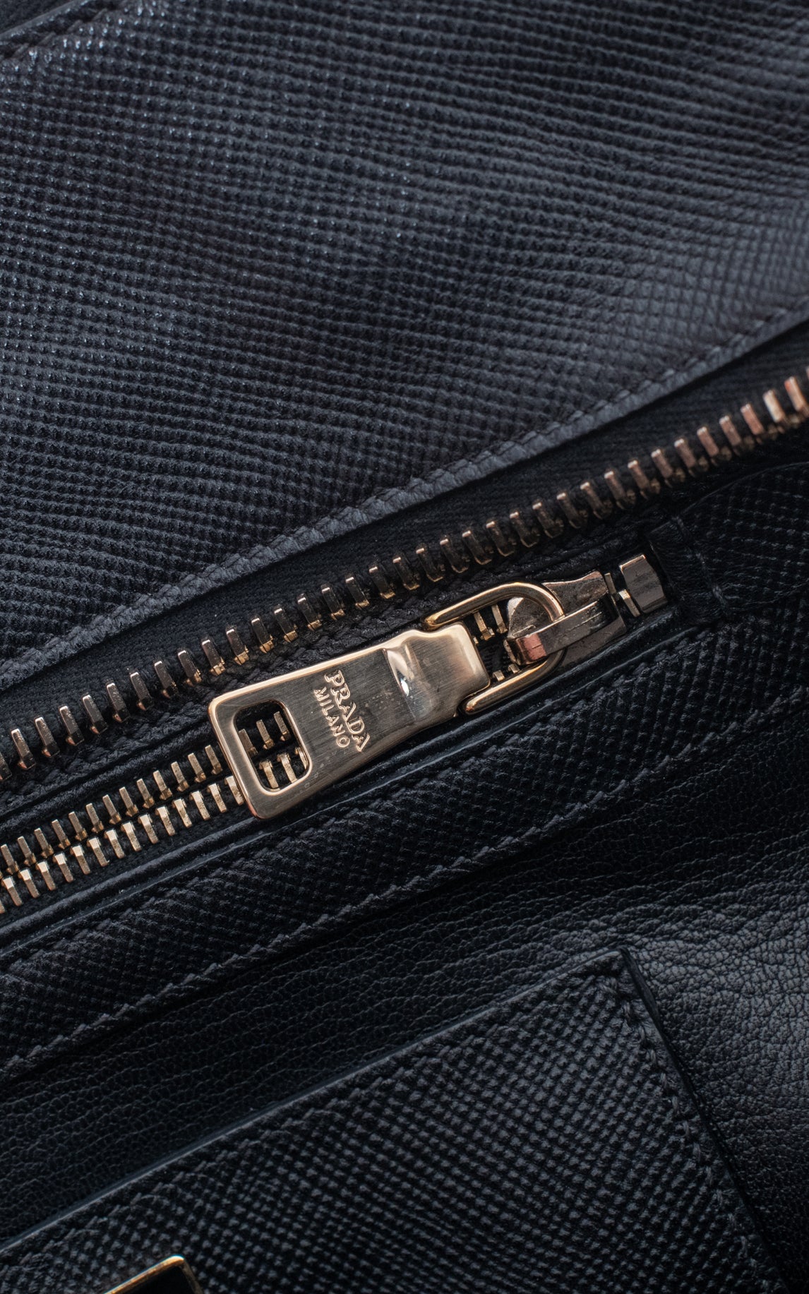Bolso Saffiano negro 3 cremalleras
