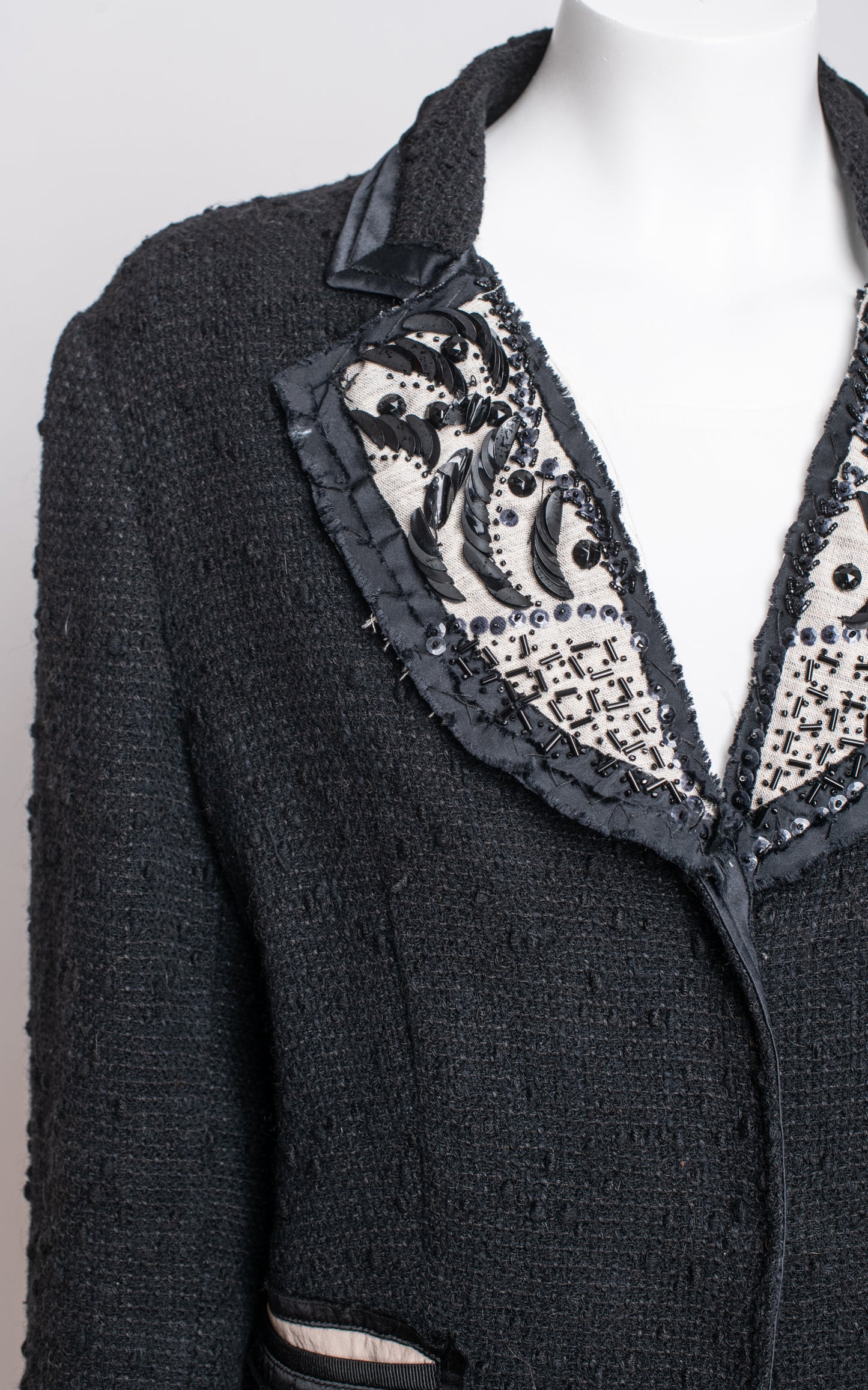 Chaqueta de lana pedreria solapa blanca