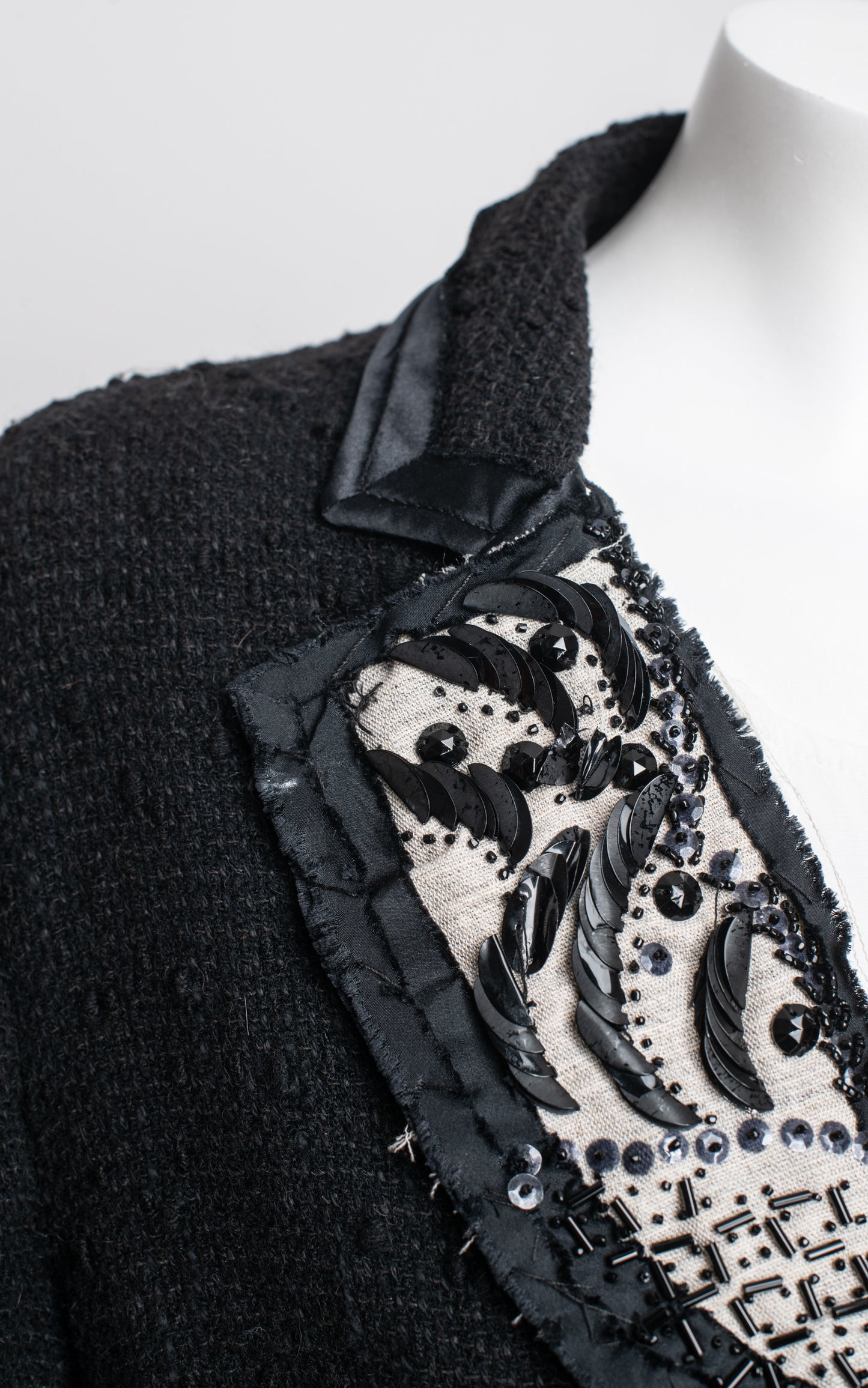 Chaqueta de lana pedreria solapa blanca
