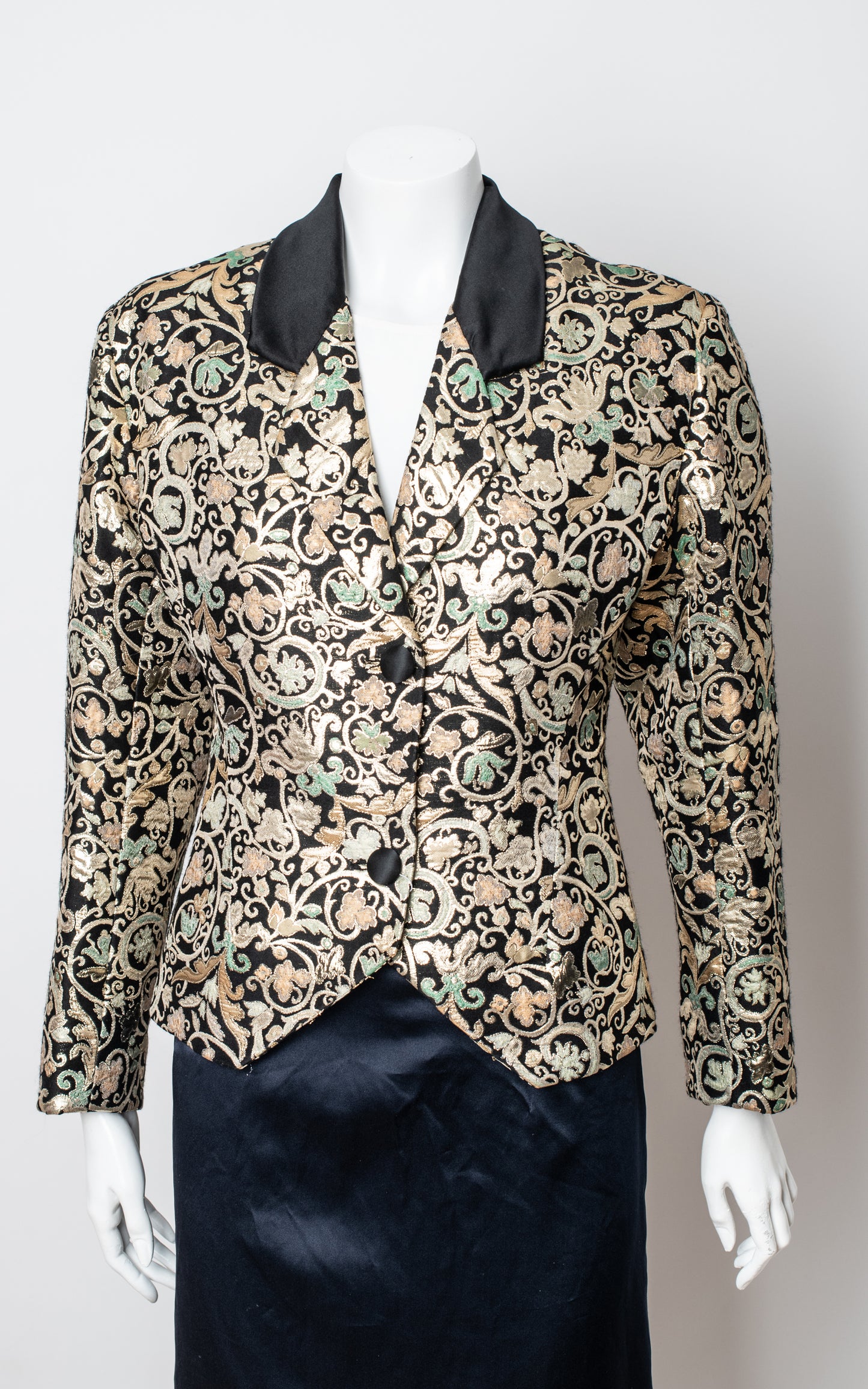 Blaser negra con estampado dorado