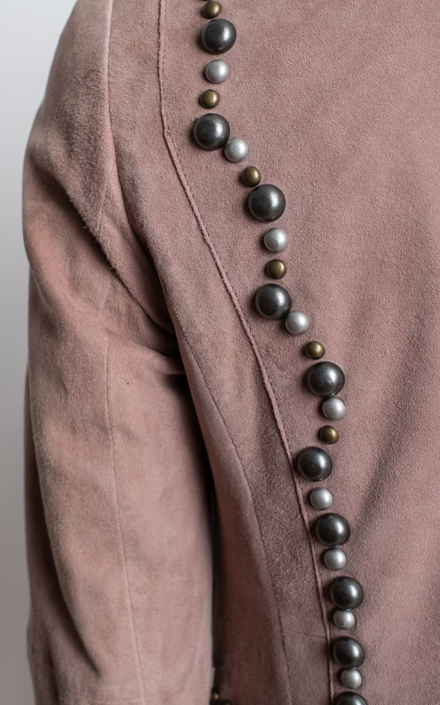 Chaqueta rosa clarita con tachuelas