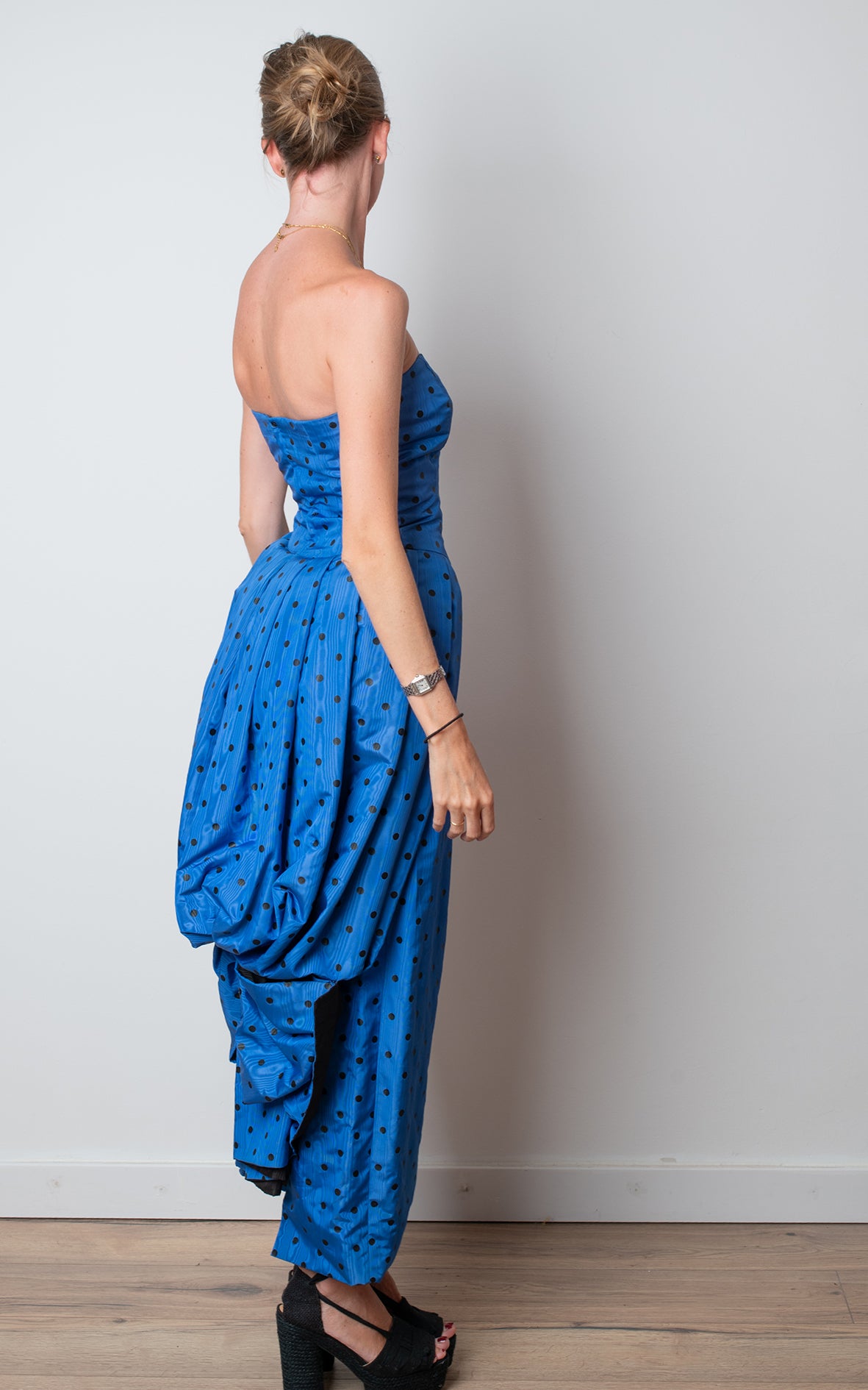 Vestido palabra de honor azul klein lunares