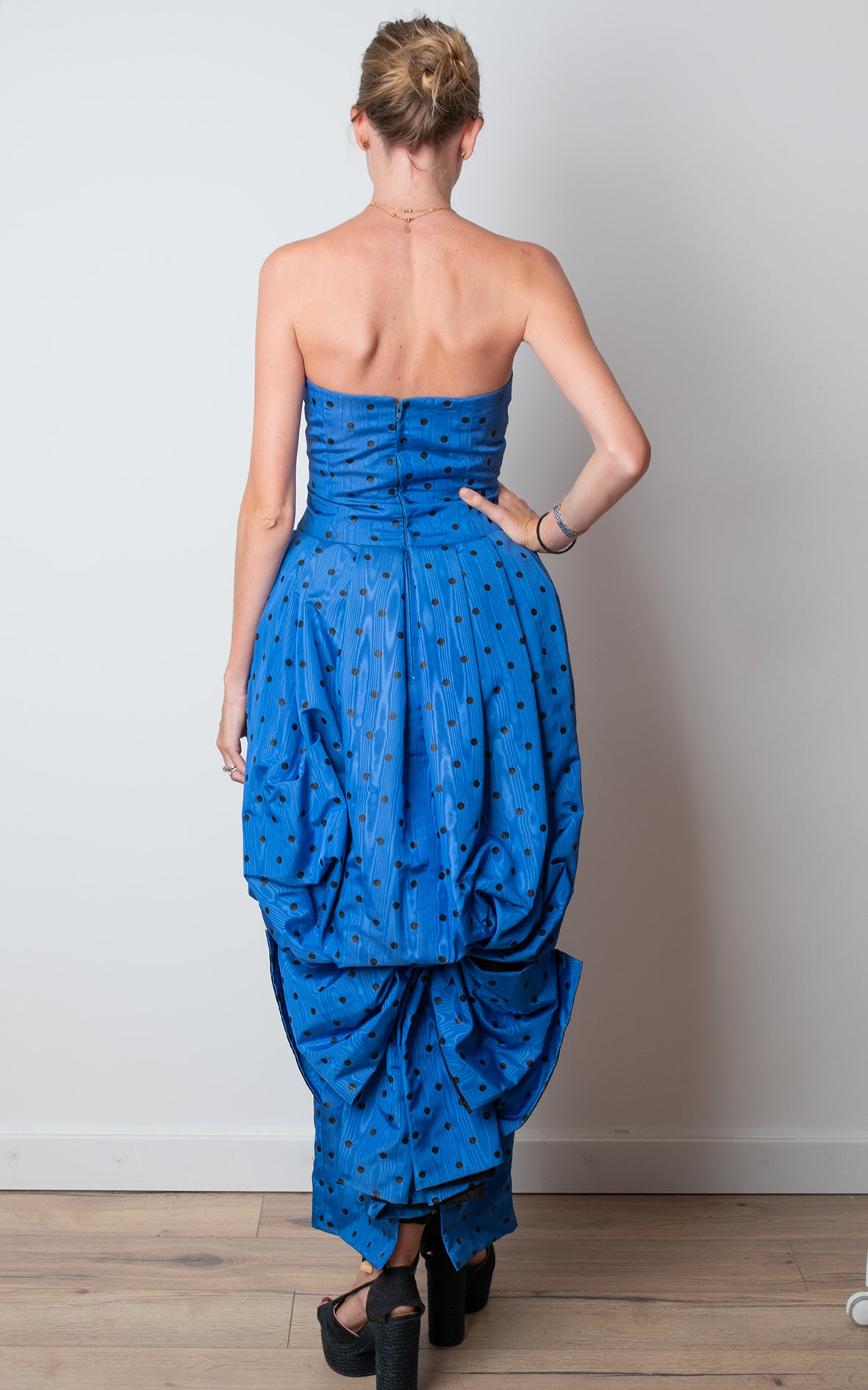 Vestido palabra de honor azul klein lunares