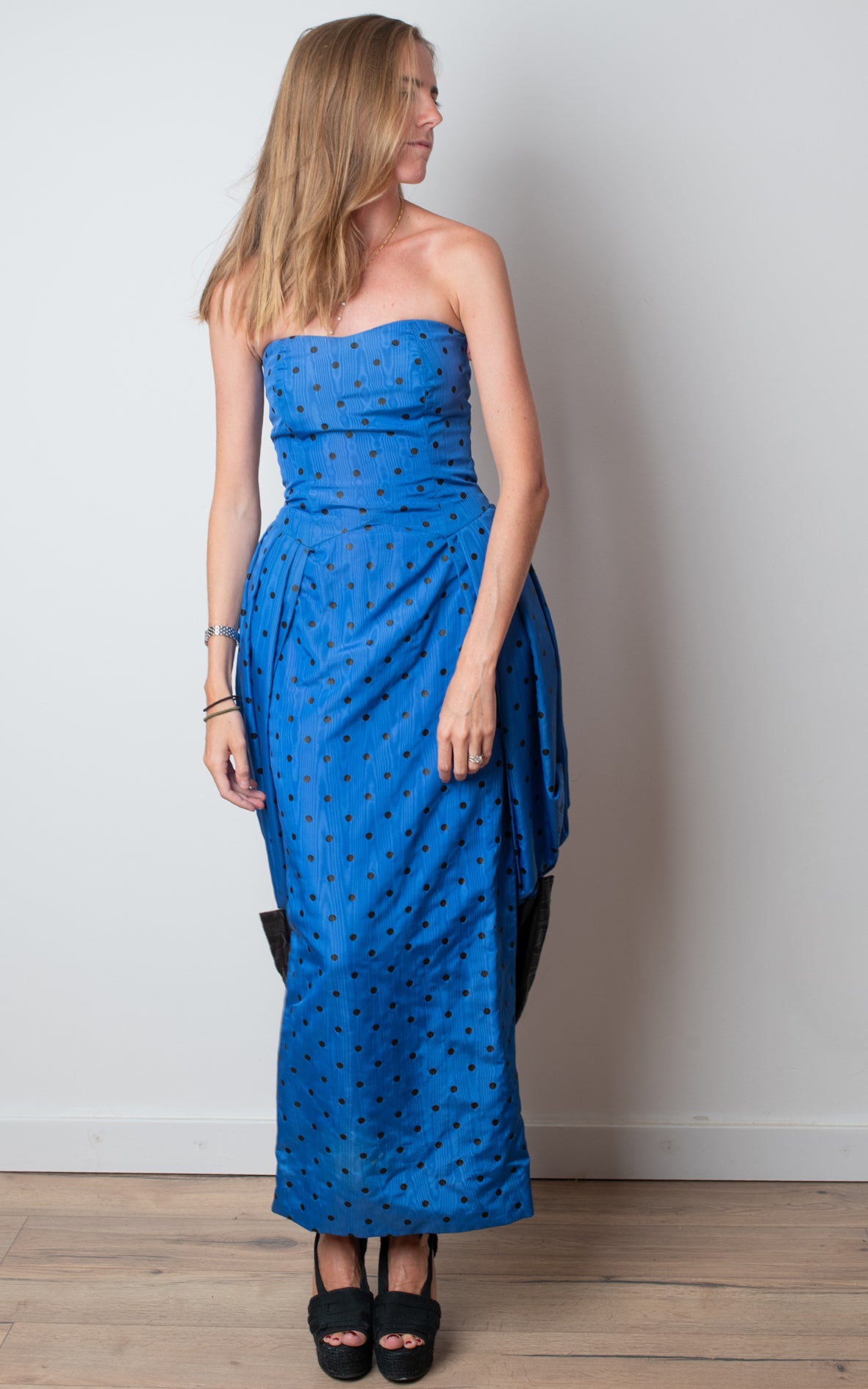 Vestido palabra de honor azul klein lunares