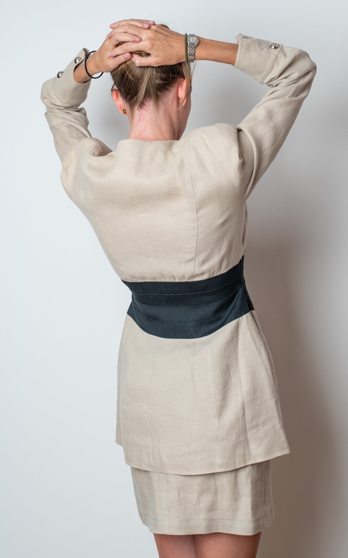 Traje de chaqueta beige con cintura negra