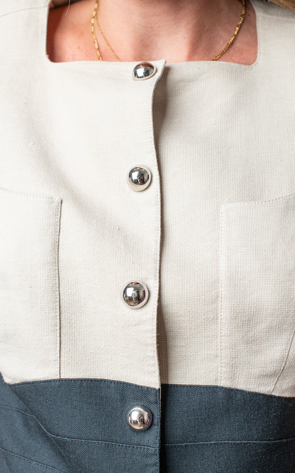 Traje de chaqueta beige con cintura negra